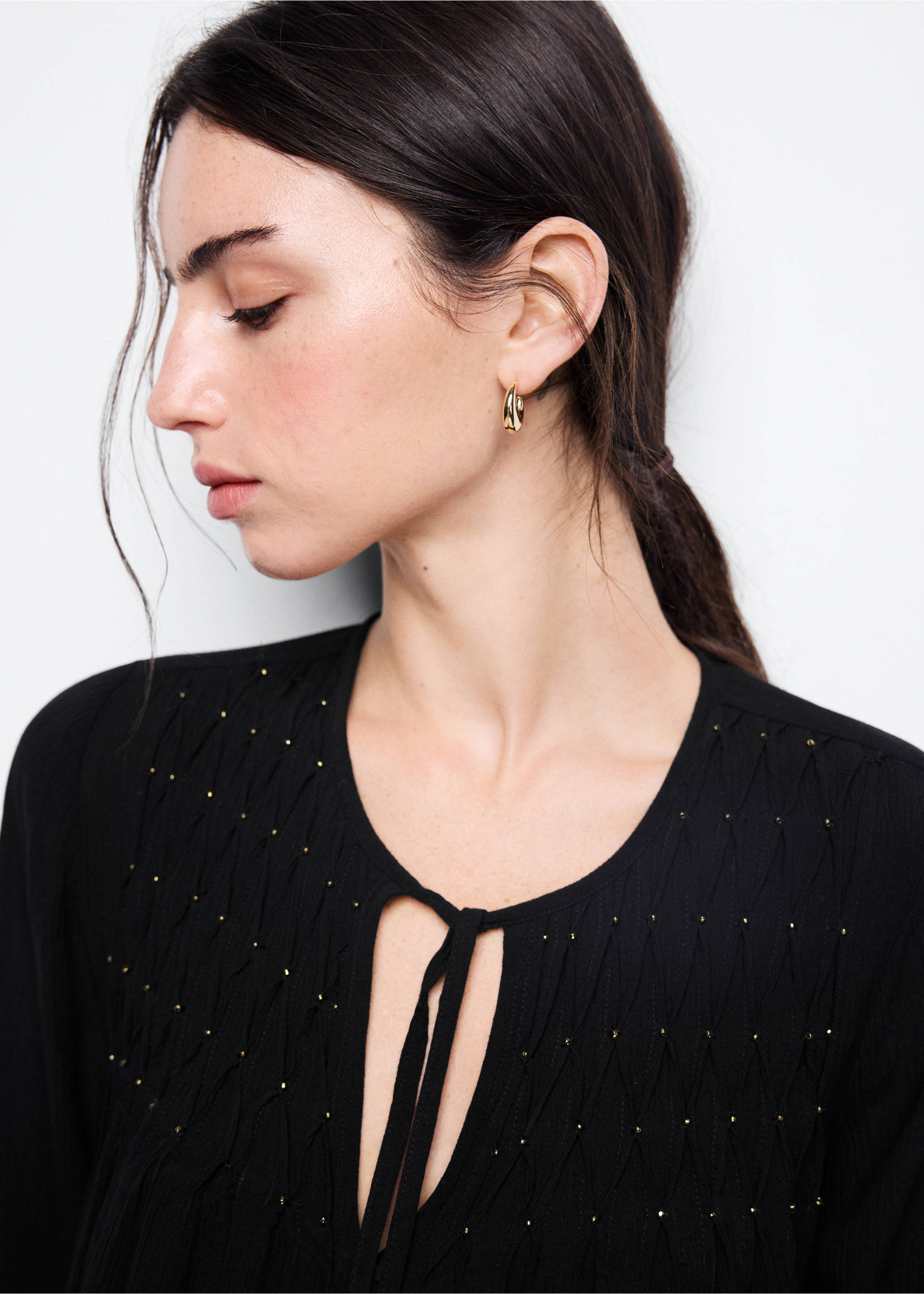Fluid blouse with metallic details - Details of the article 1, Black. Ref: 37034783-00.
