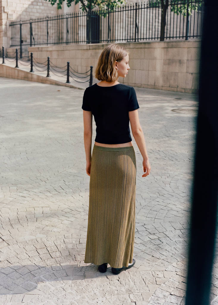 Short-sleeve T-shirt with eyelets — Black
