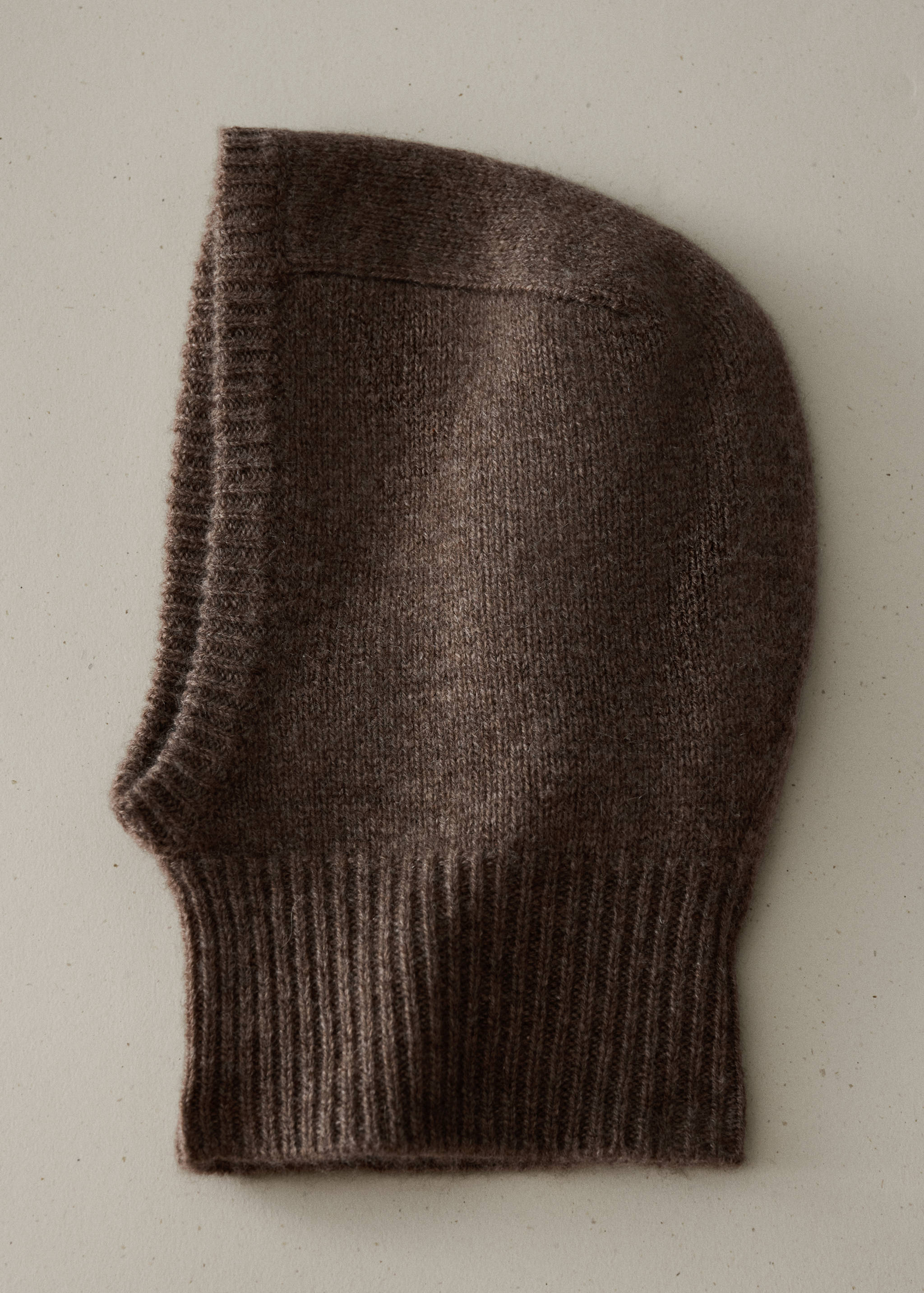 Balaclava de punto en marrón oscuro con cuello de canalé.