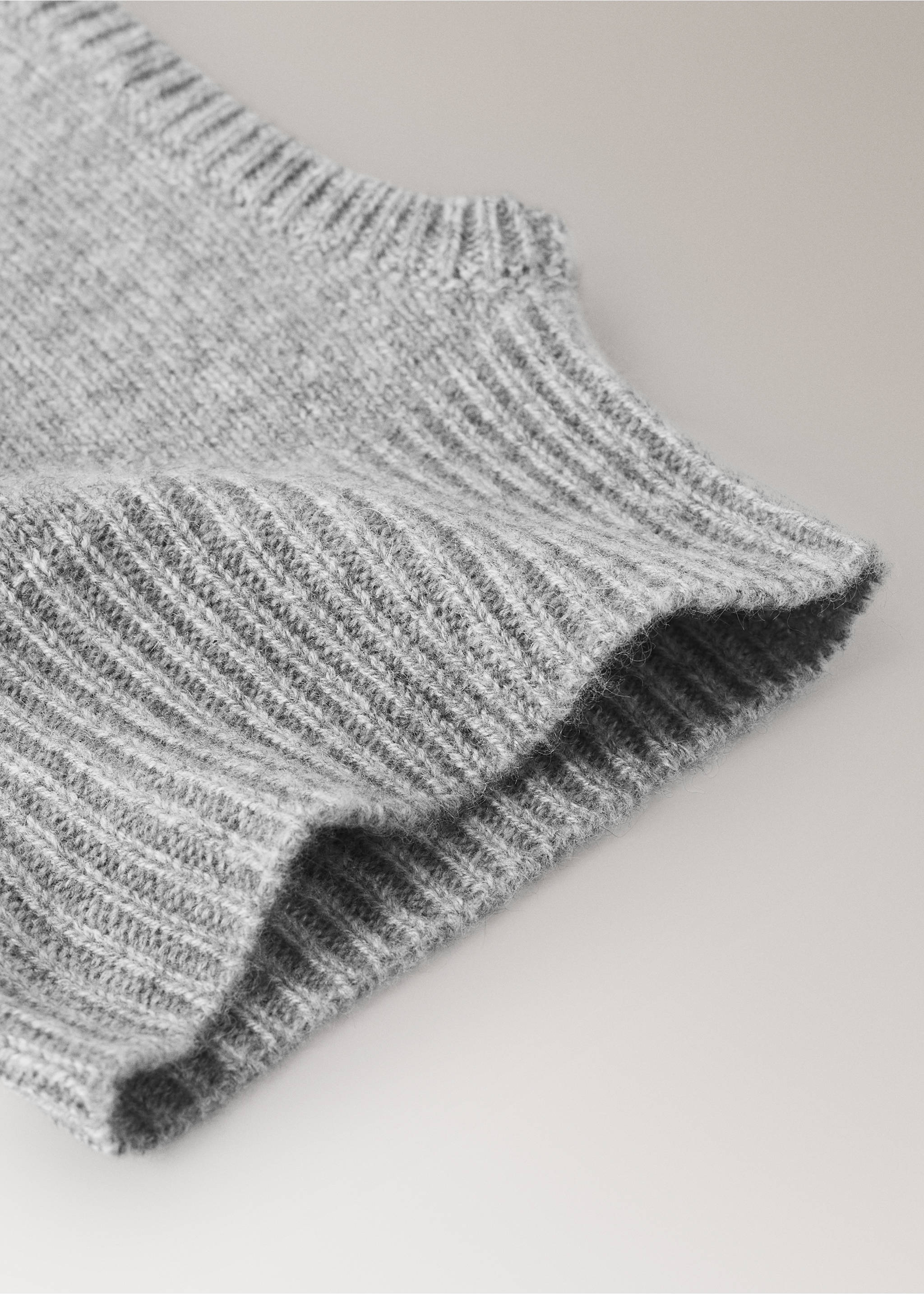 Detalle de gorro de punto canalé en color gris., Gris. Ref: 37035176-00.