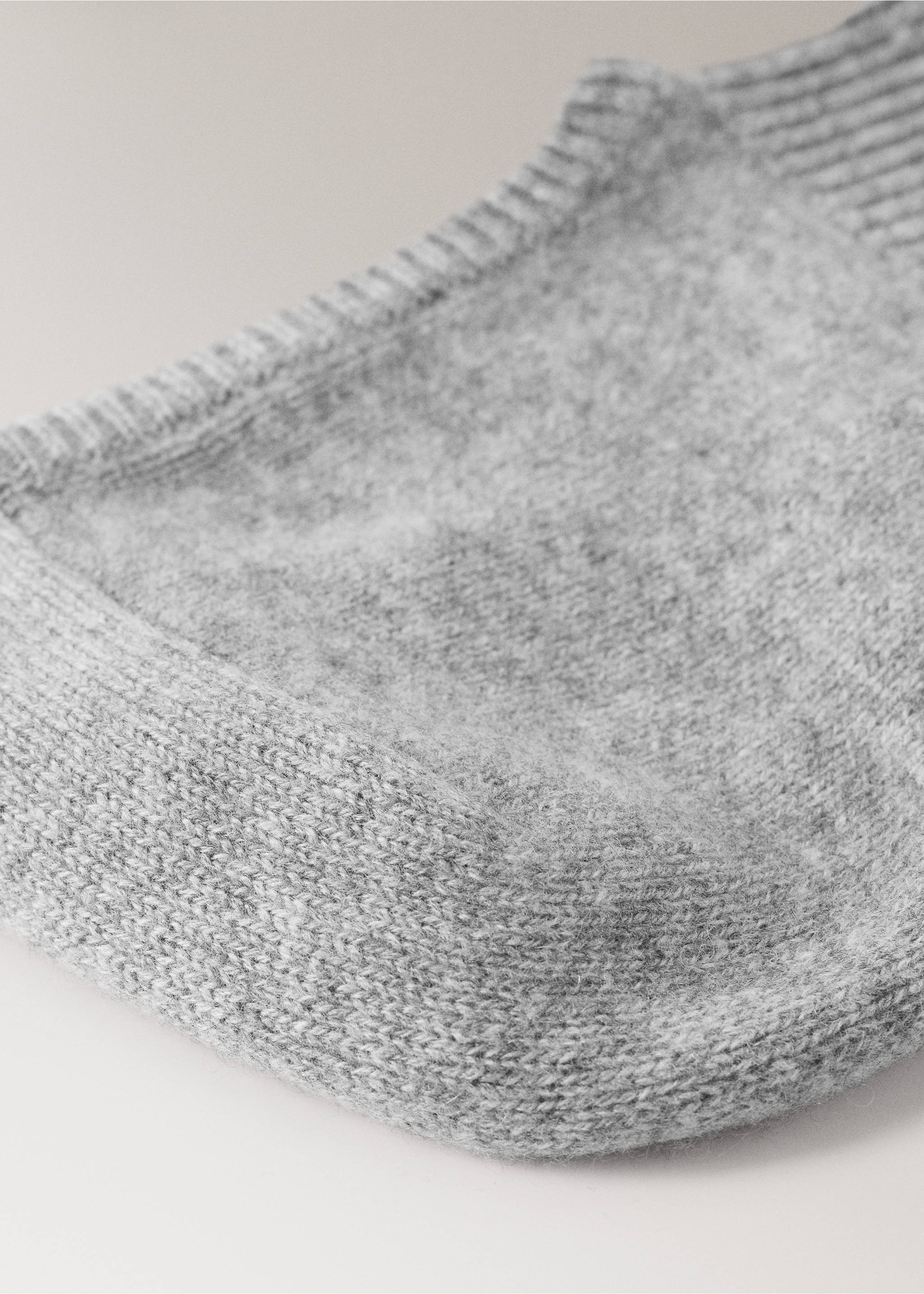 Primer plano de un gorro de punto gris que destaca su suave tejido texturizado., Gris. Ref: 37035176-00.