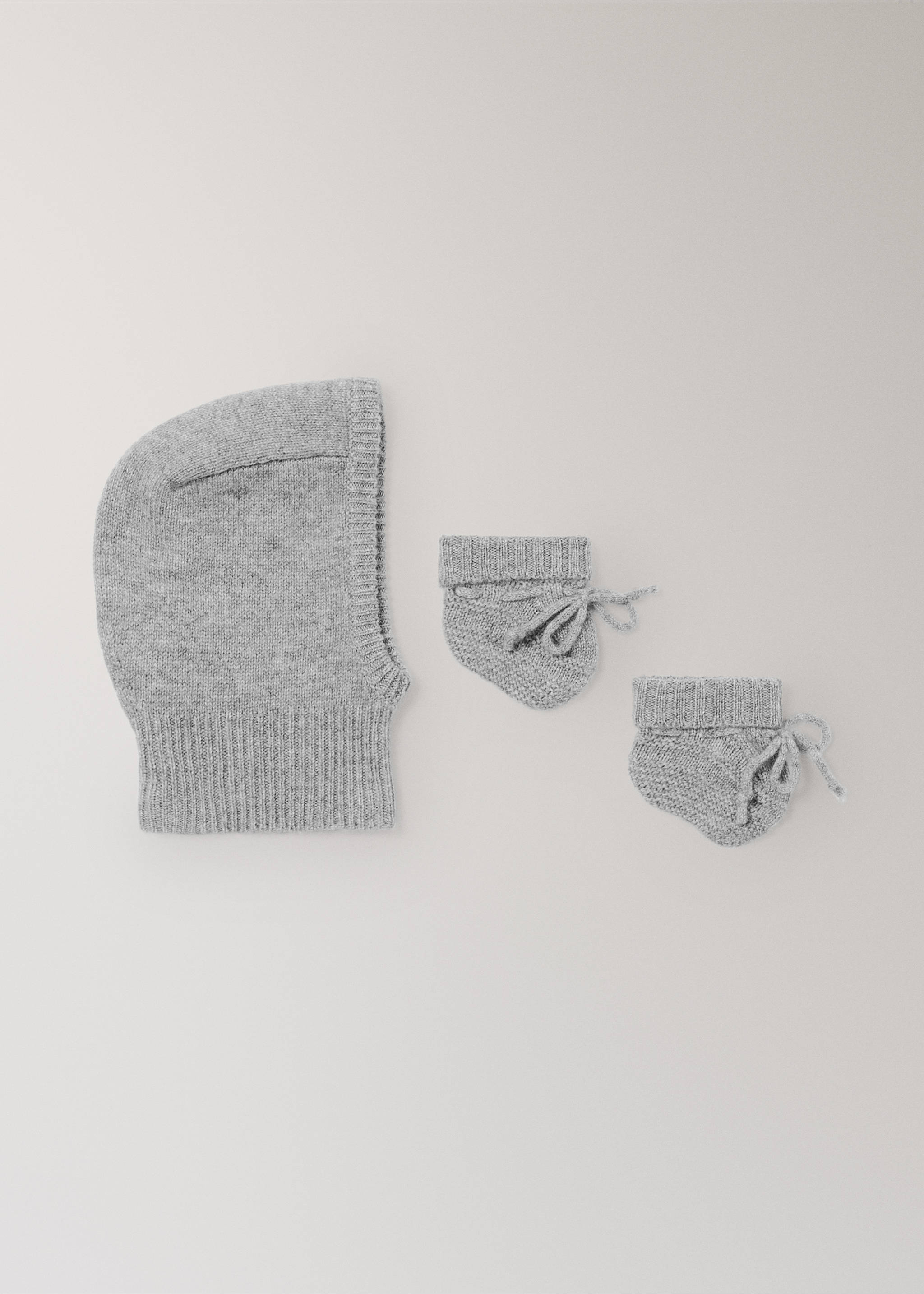 Conjunto de gorrito y patucos de punto de bebé en gris., Gris. Ref: 37035176-00.