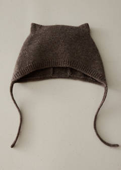 100% cashmere beanie with ties — Medium Brown 1