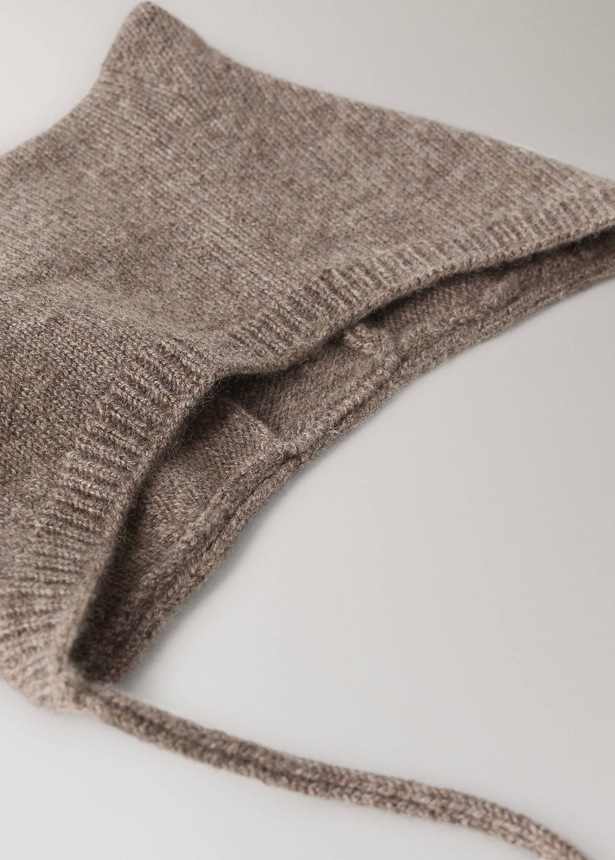 100% cashmere beanie with ties — Medium Brown