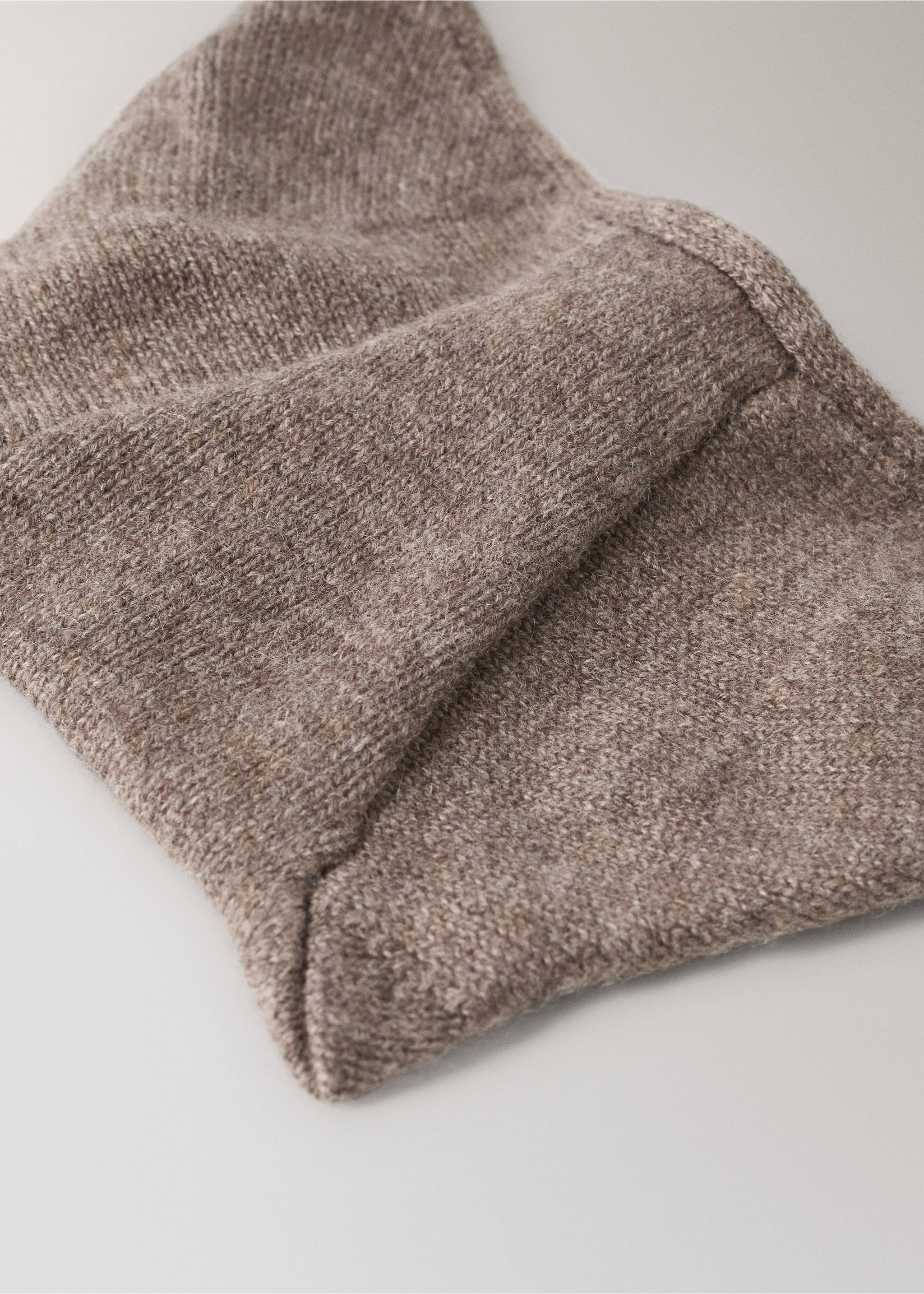 Detalle de gorro de punto marrón., Marrón medio. Ref: 37035177-00.
