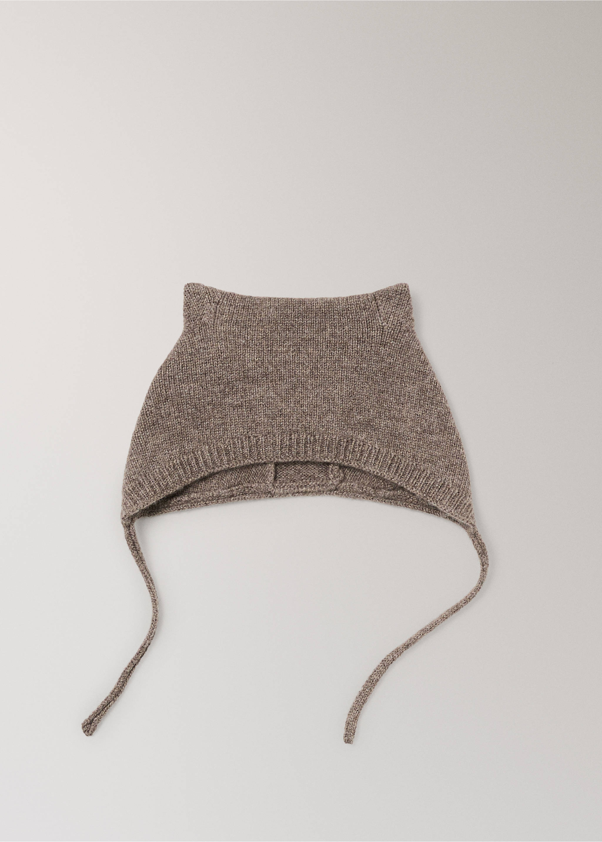 Gorro de punto marrón con detalles de orejas y tiras para anudar., Marrón medio. Ref: 37035177-00.