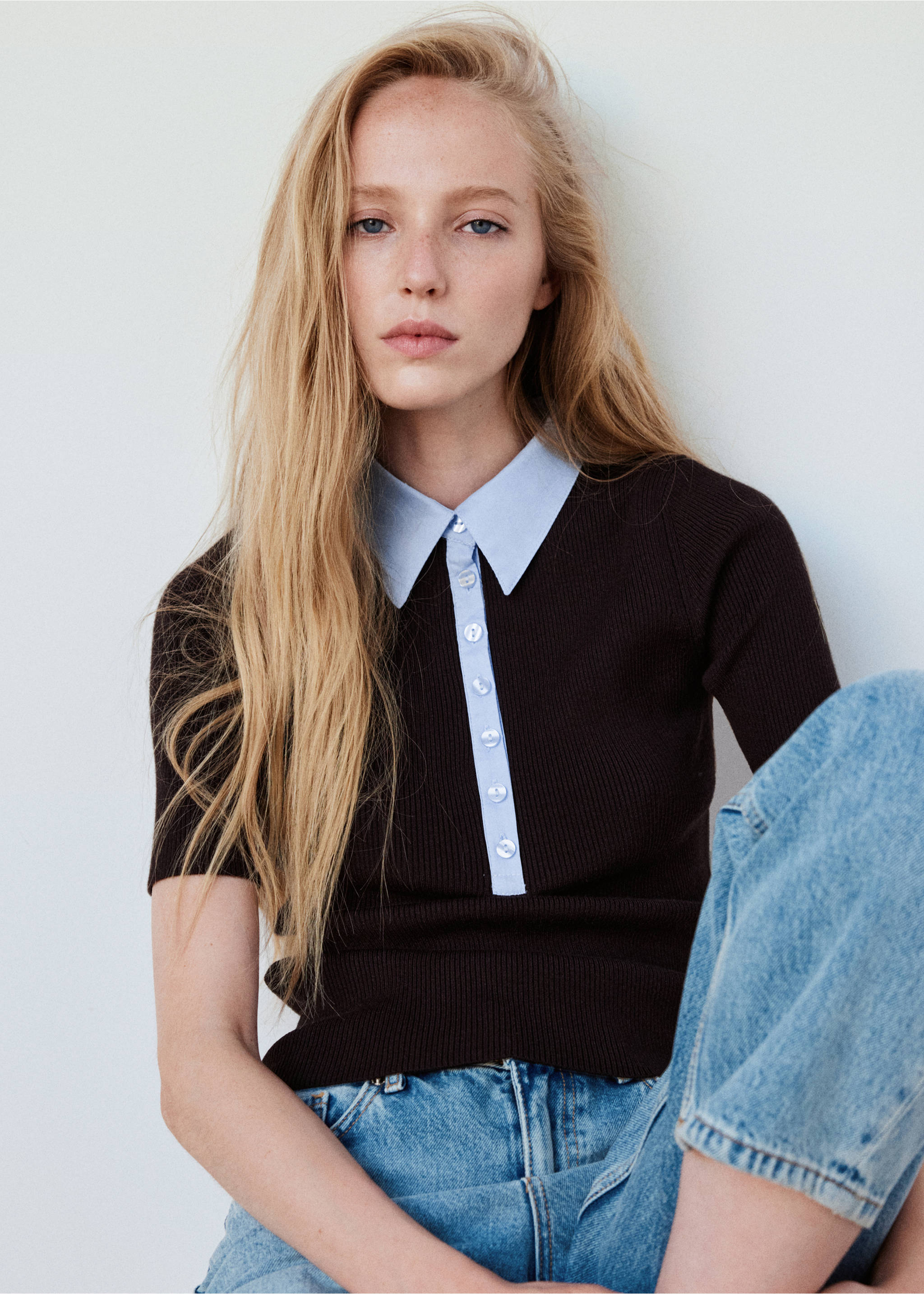 Ribbed jersey with contrast collar - Details of the article 1, Chocolate. Ref: 37035837-00.