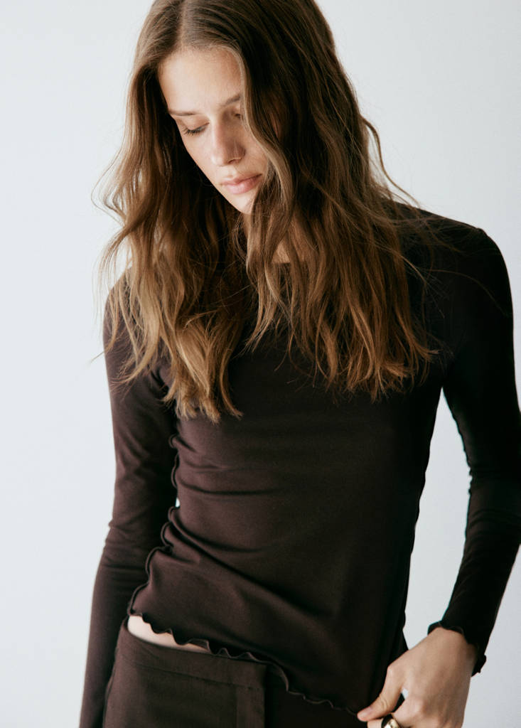 Ribbed T-shirt with scalloped trim — Chocolate