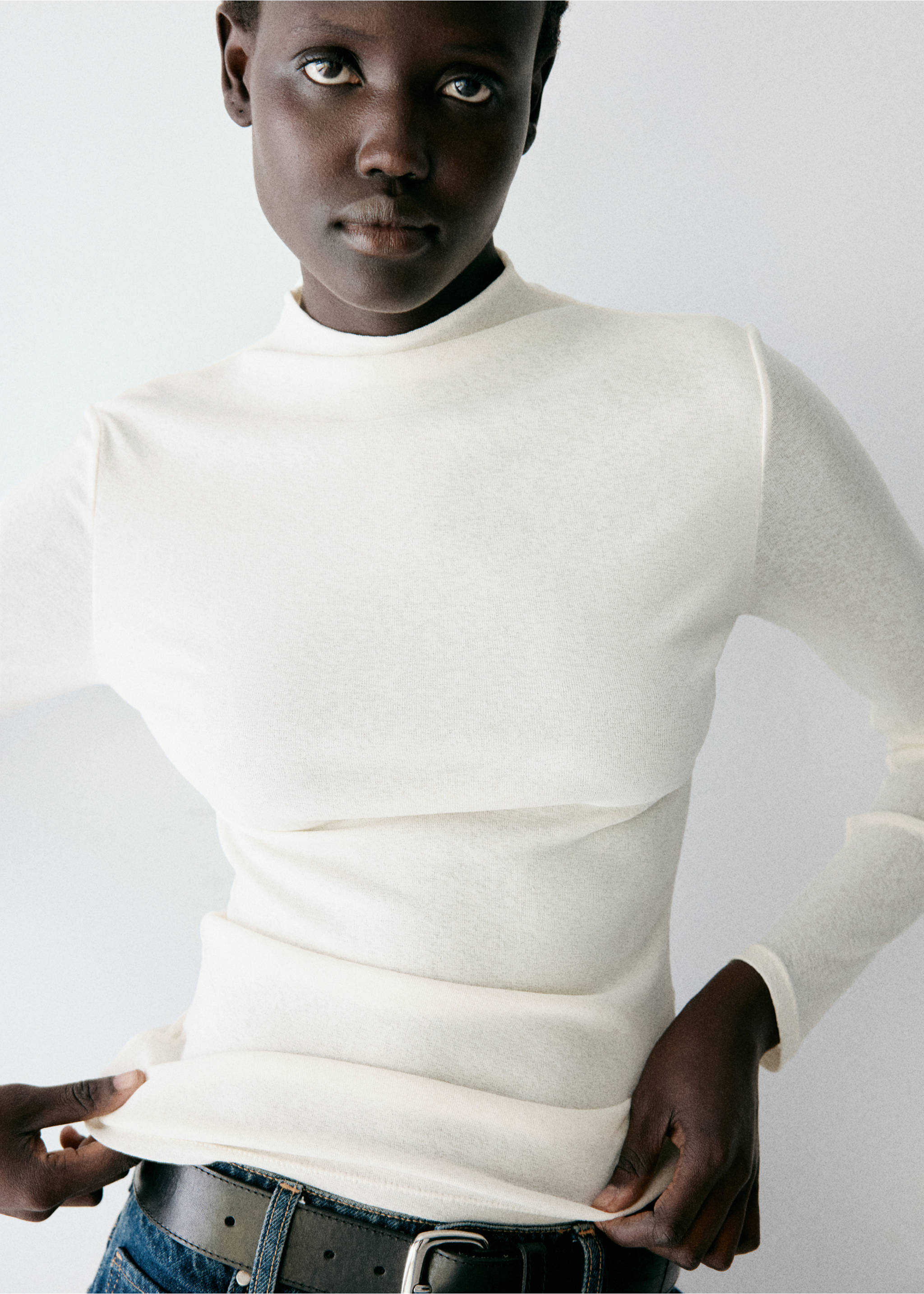 Fitted high-neck T-shirt - Plano médio, Cru. Ref: 37035856-00.