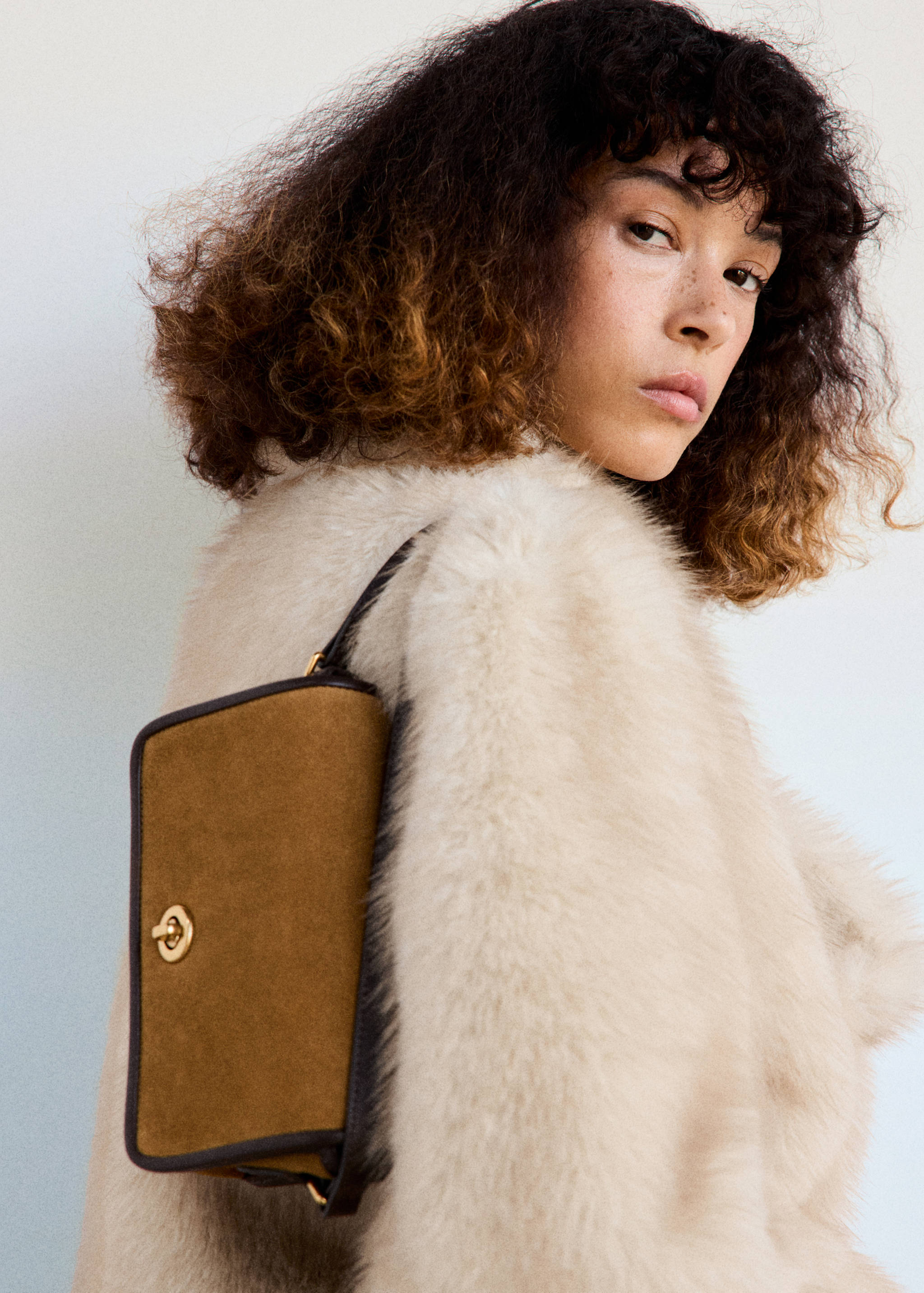 Contrast leather shoulder bag - Details of the article 9