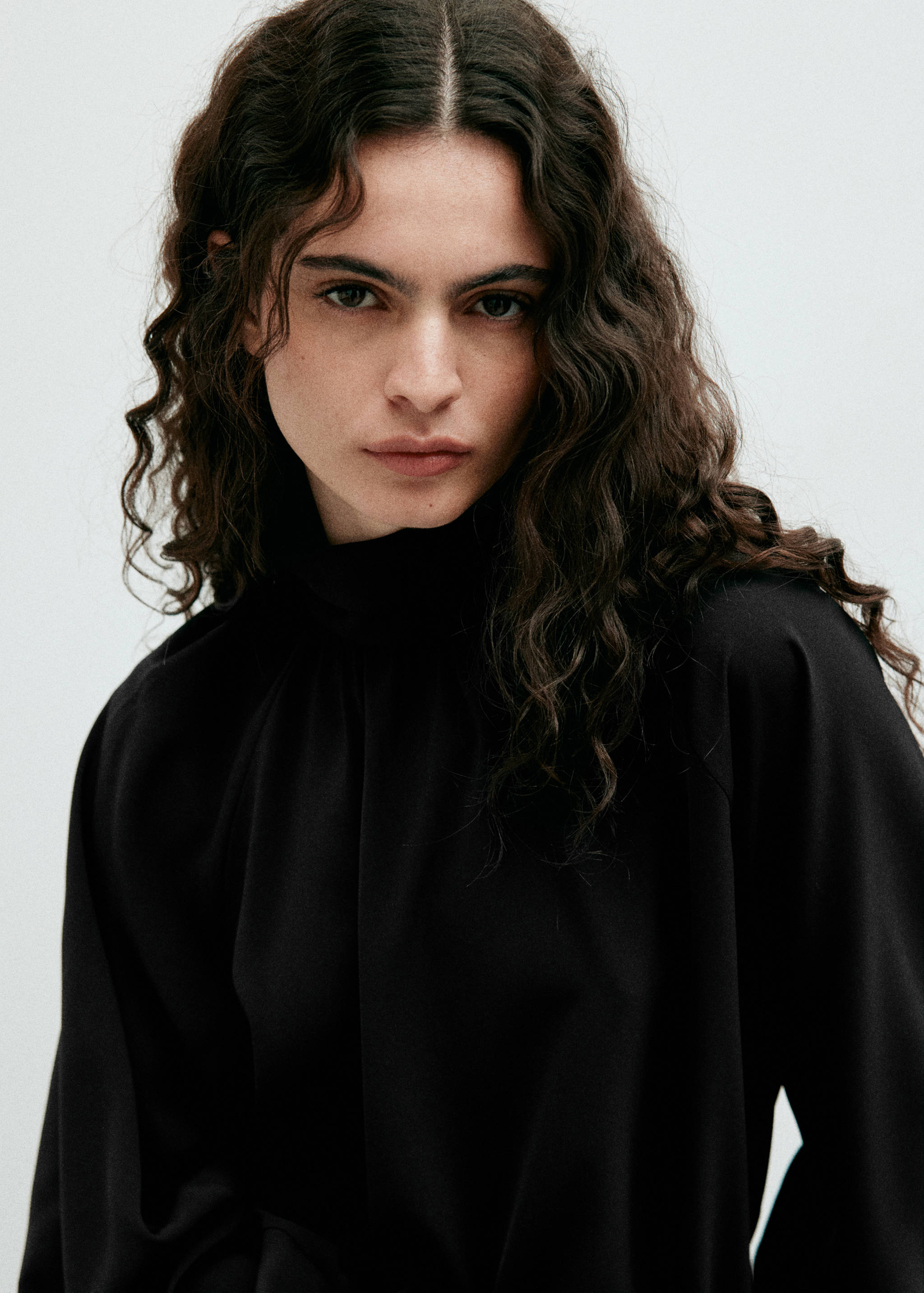 Blusa cuello perkins fruncido - Detalle del artículo 1