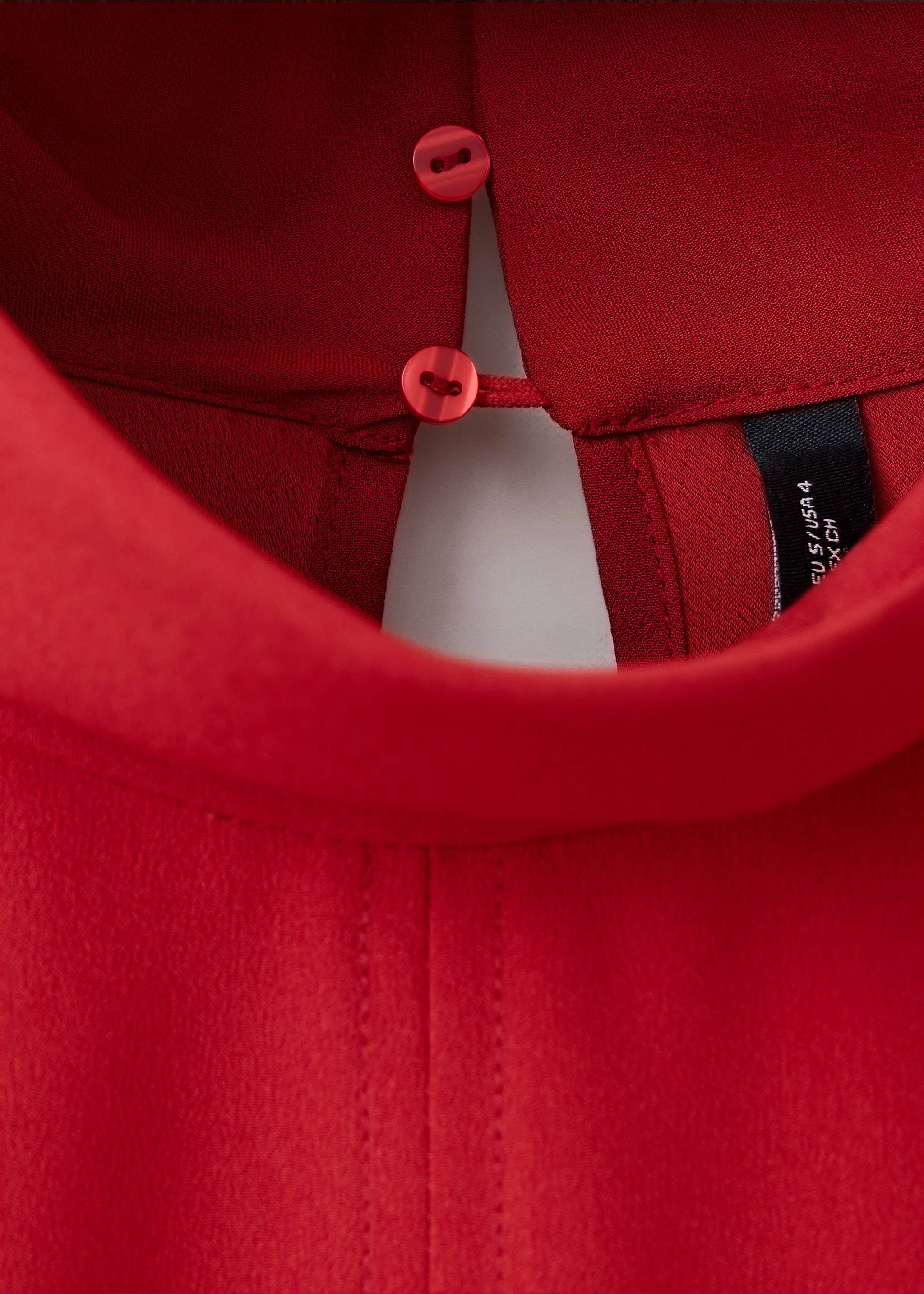 Blouse droite à col montant - Détail de l'article 8, Rouge. Ref: 37035861-00.