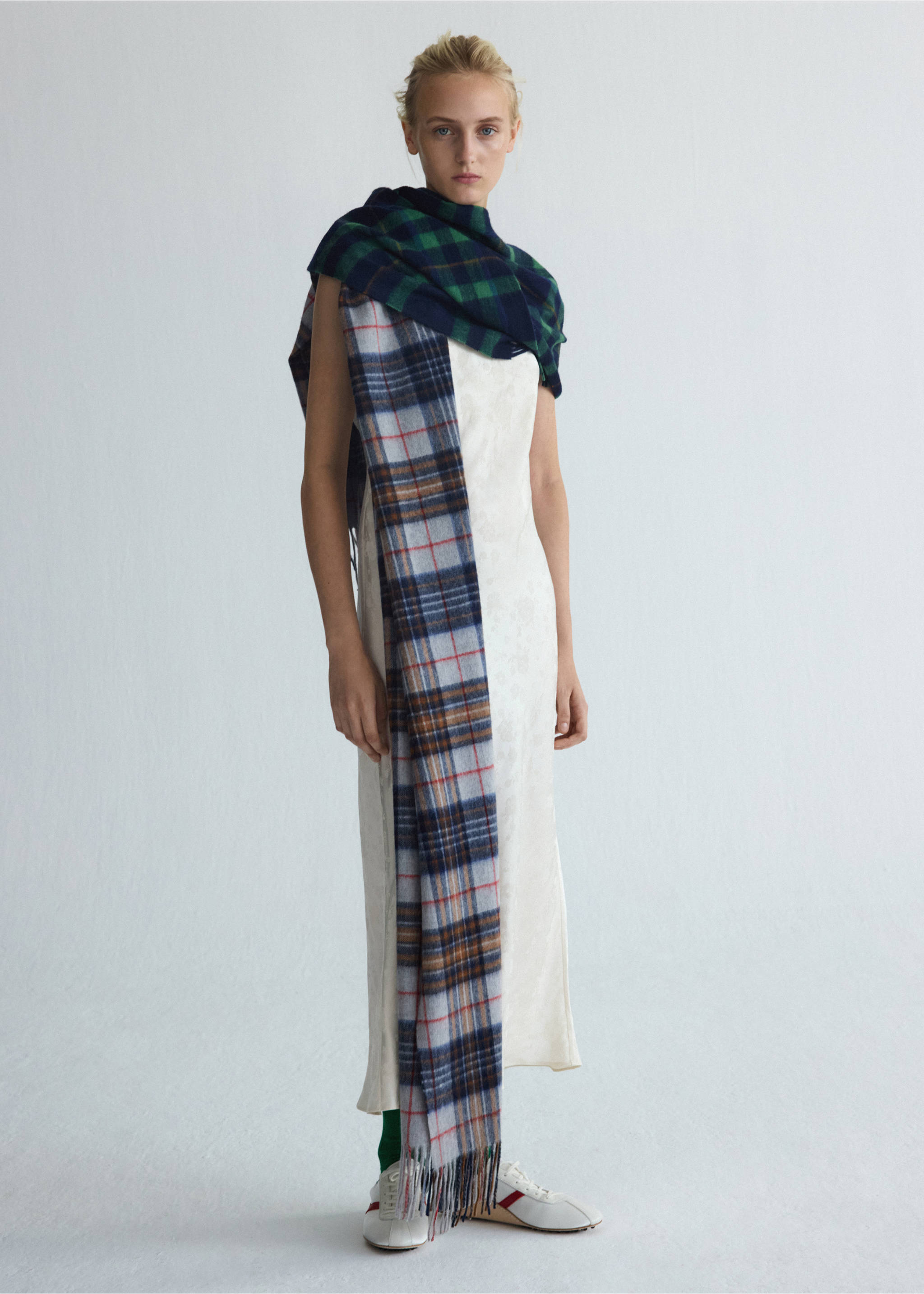 Vestido jacquard detalles seda - Plano general, Crudo. Ref: 37035881-00.