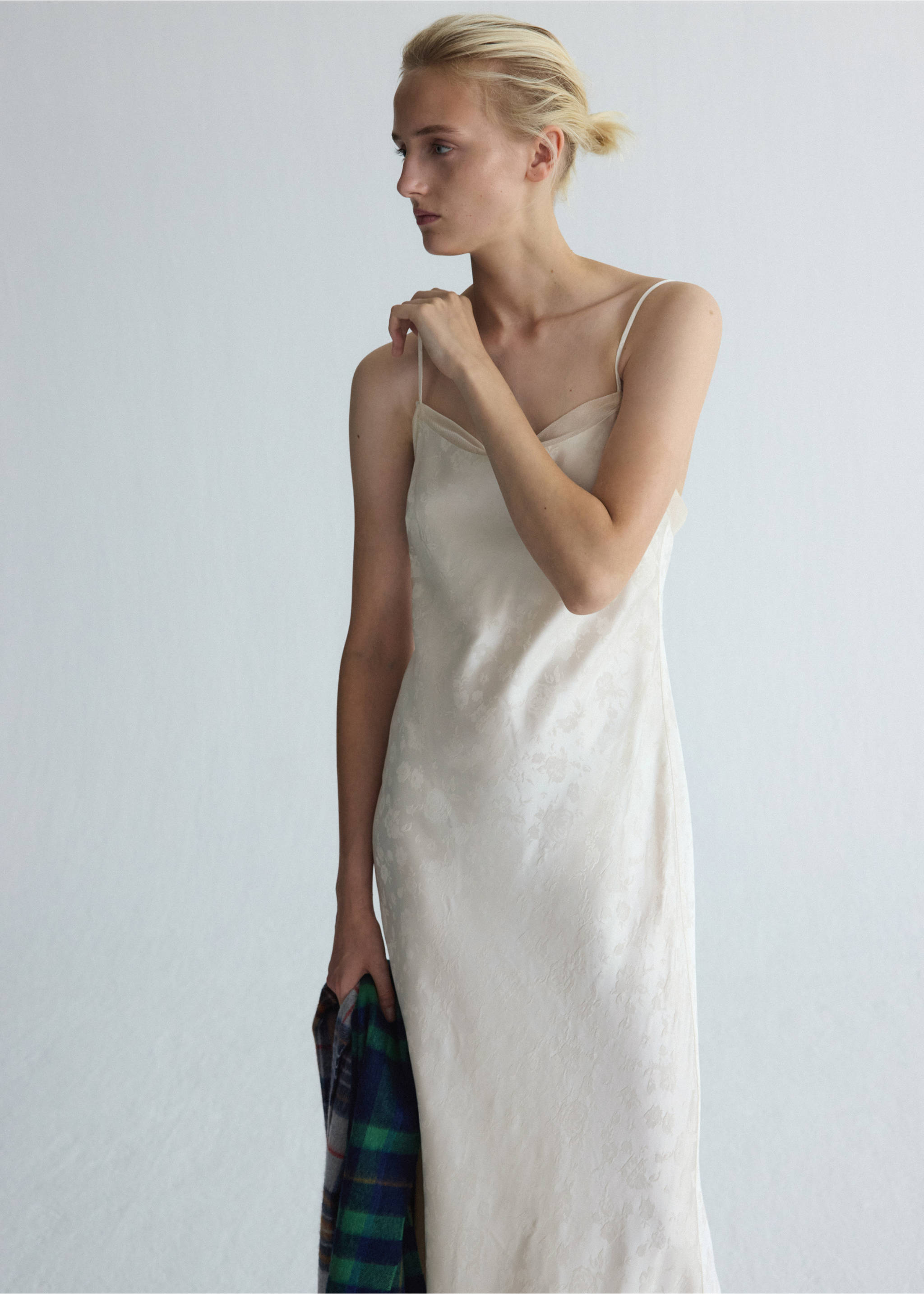 Vestido jacquard detalles seda - Plano medio, Crudo. Ref: 37035881-00.