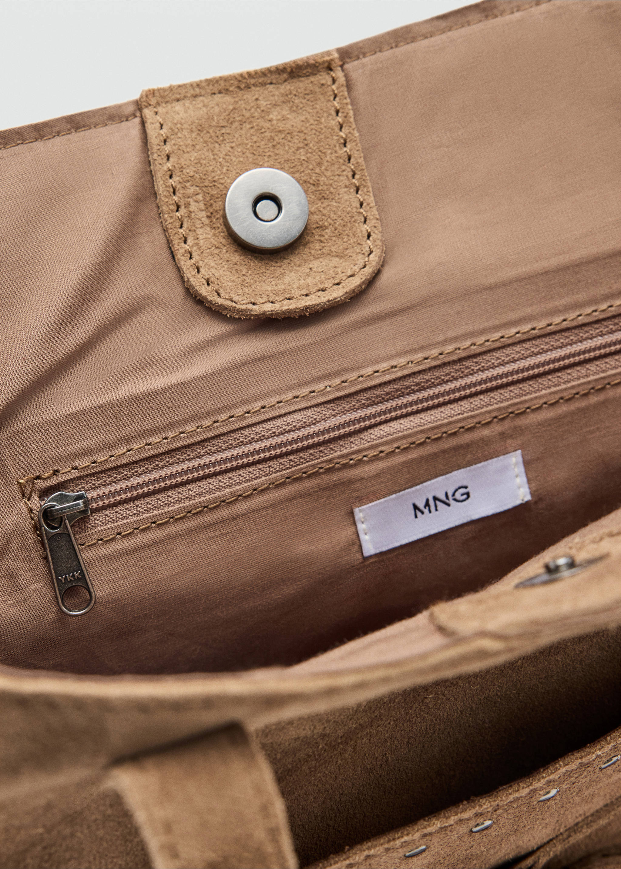 Stud leather bag - Details of the article 3, Sand. Ref: 37035980-00.