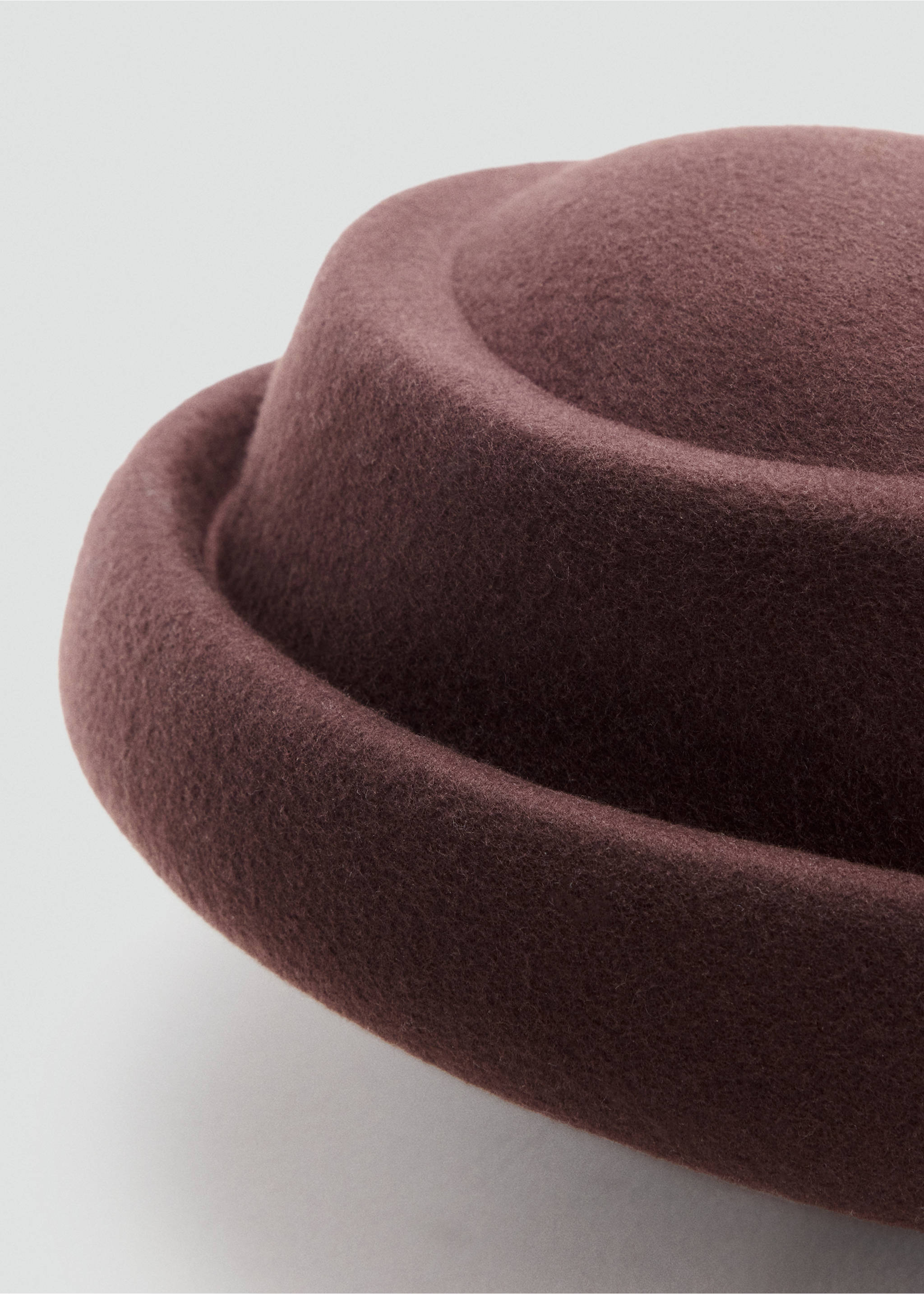 100% wool hat - Details of the article 1, Chocolate. Ref: 37035981-00.