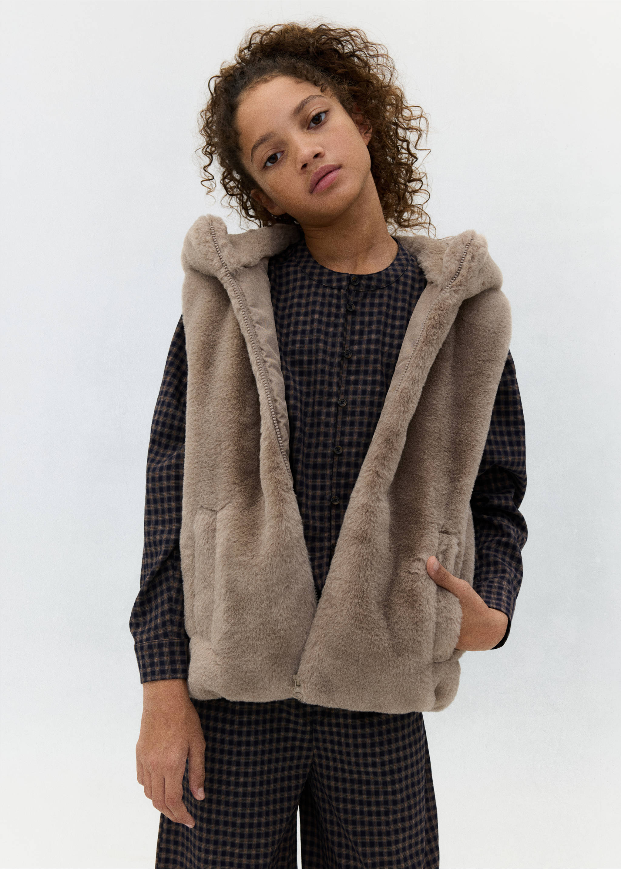 Faux fur hooded gilet - Details of the article 5, Medium Brown. Ref: 37035982-00.