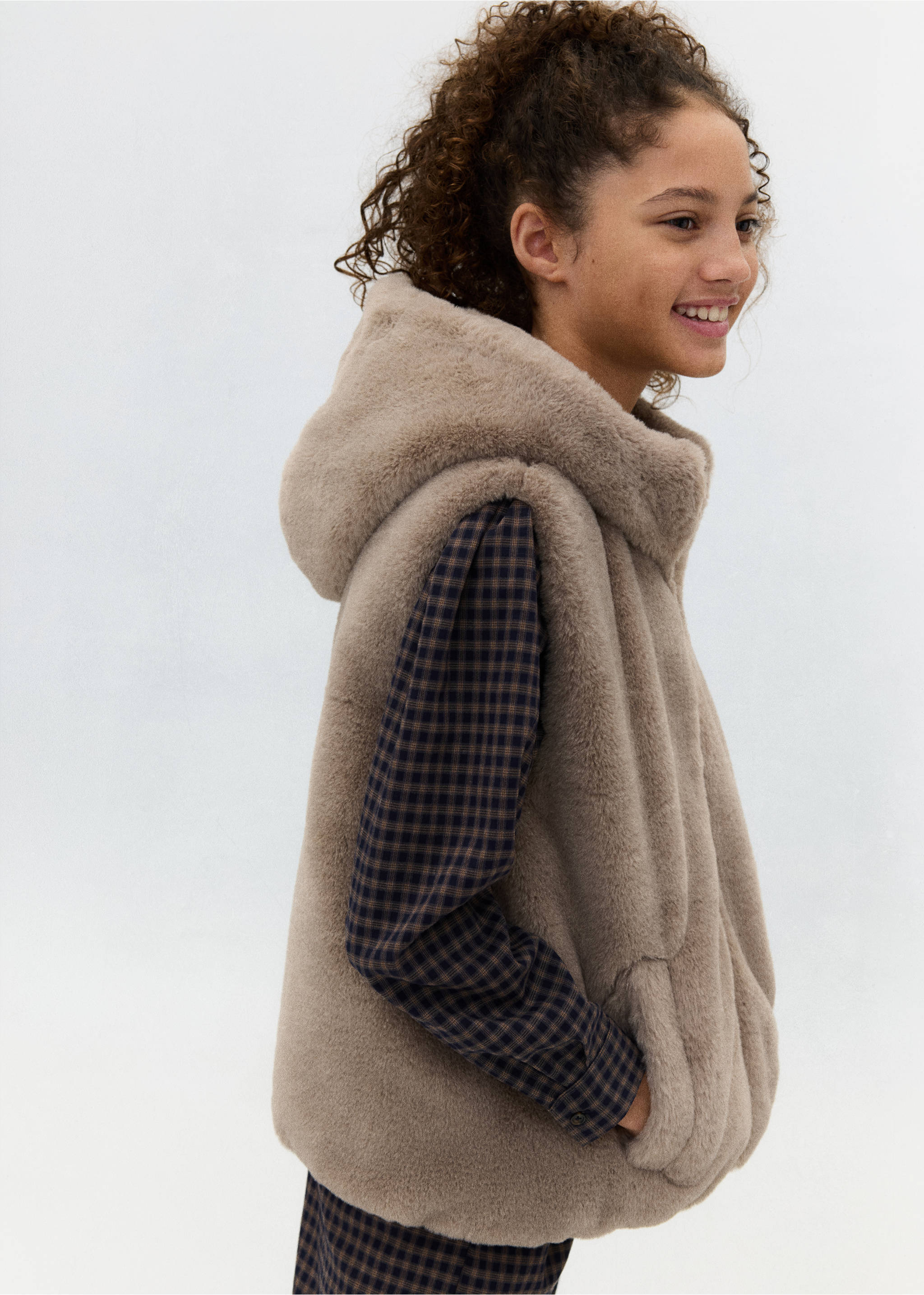 Faux fur hooded gilet - Details of the article 6, Medium Brown. Ref: 37035982-00.