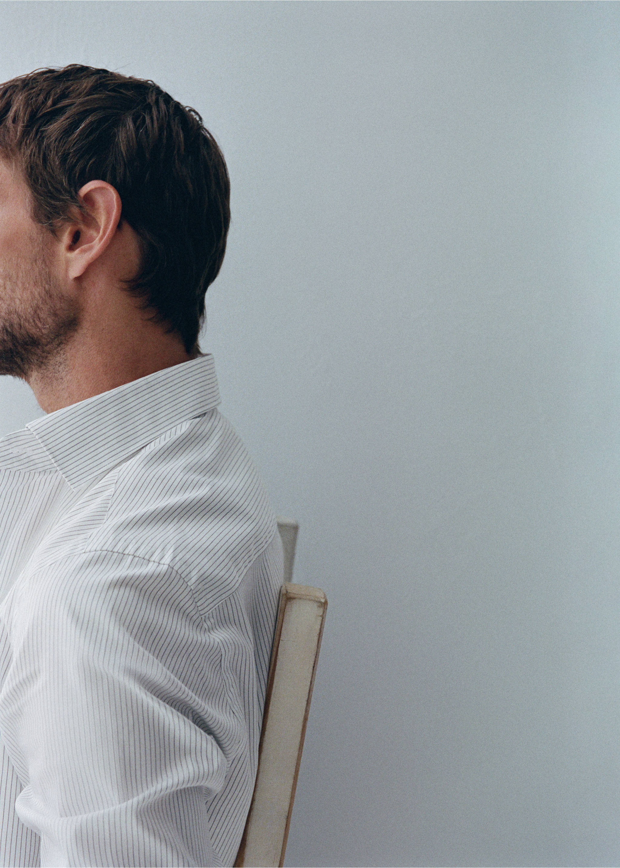 Camisa blanca de rayas diplomáticas con cuello clásico, en vista lateral de cerca., Blanco. Ref: 37035987-01.