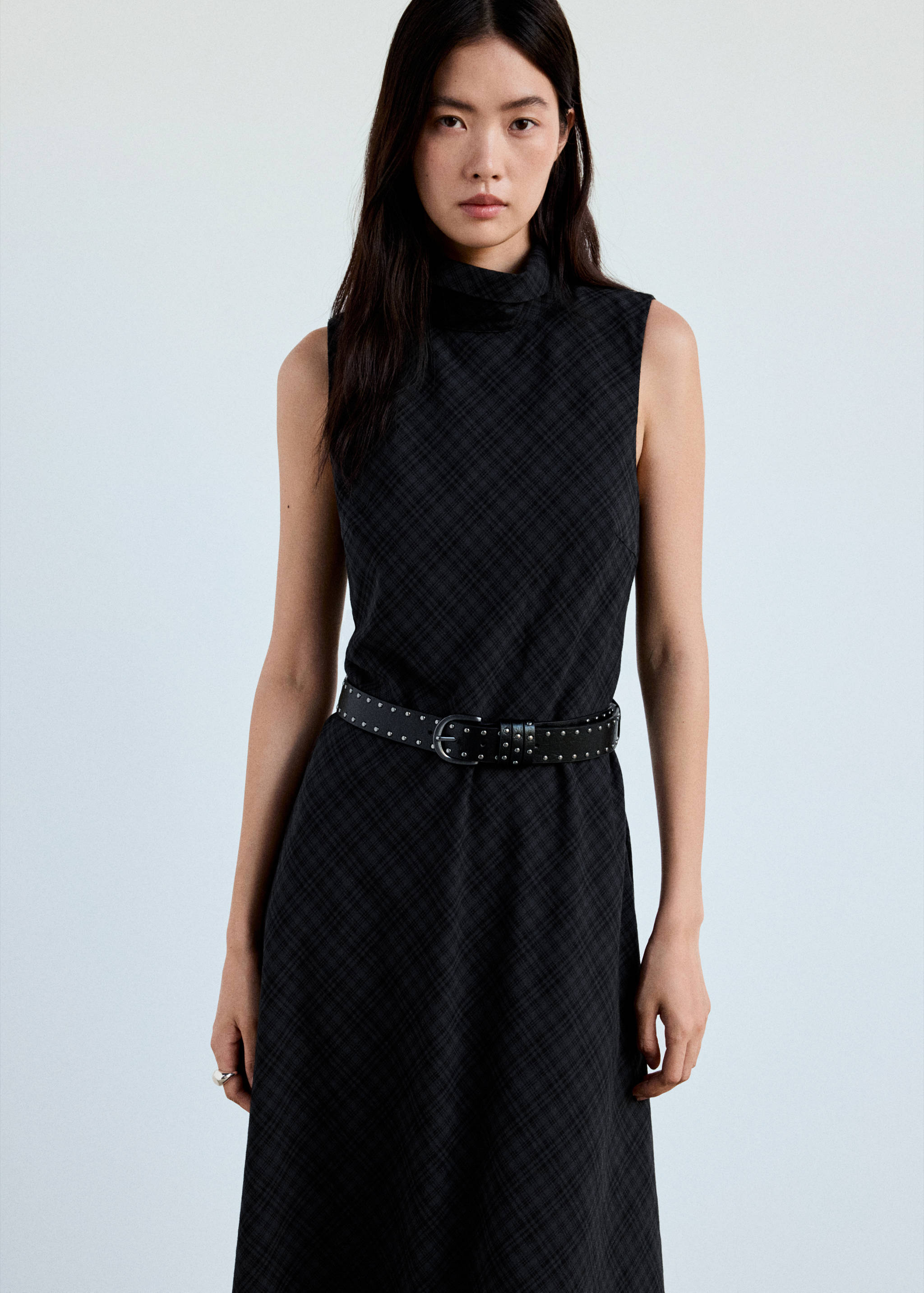 Robe à carreaux avec ceinture - Plan moyen