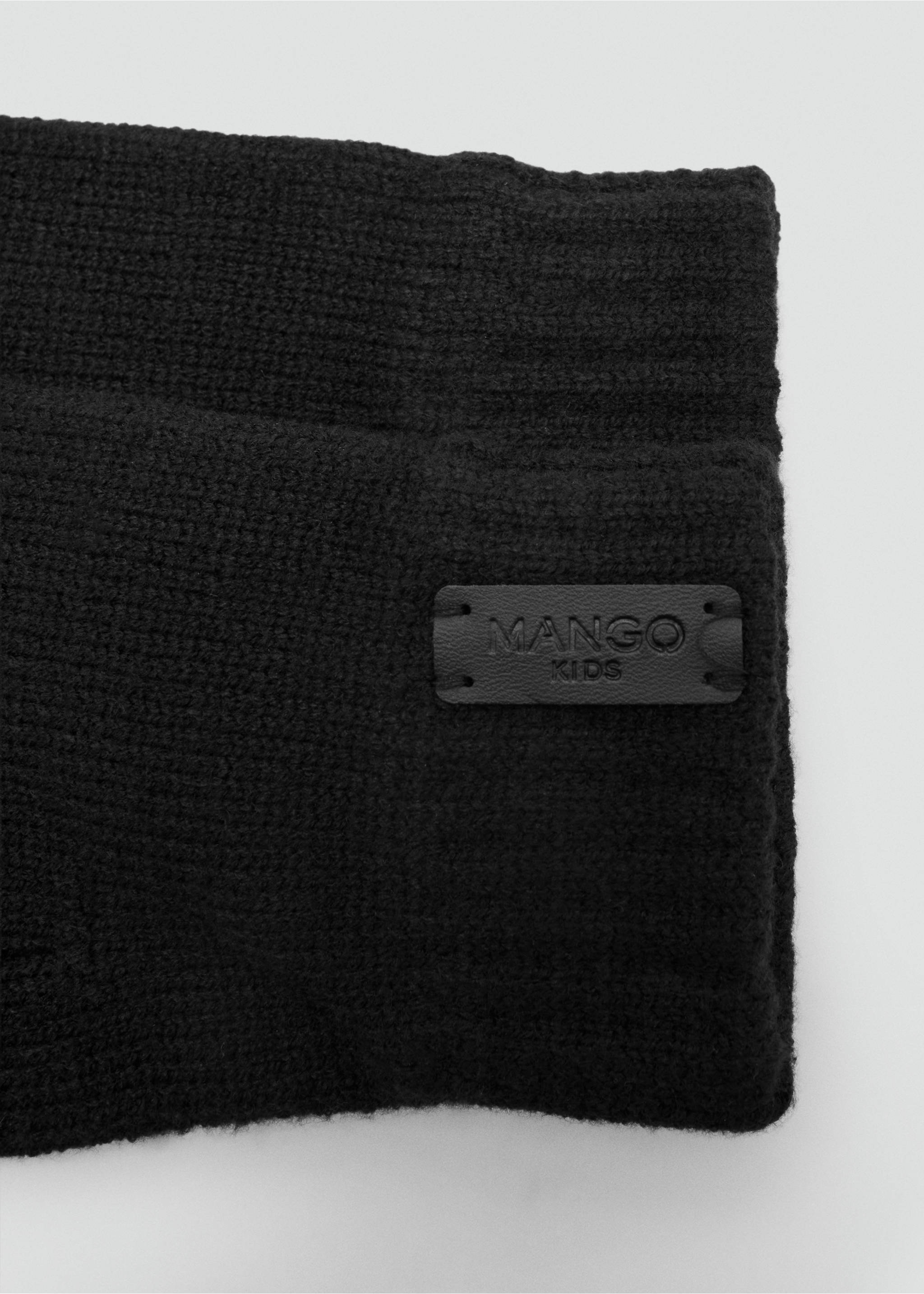Black ribbed knit gloves with a branded patch., Black. Ref: 37035999-00.