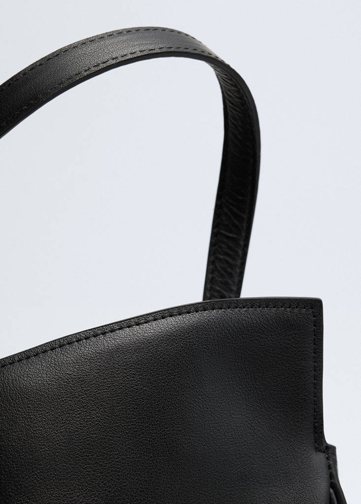 Leather shopper bag with charm and mirror — Black