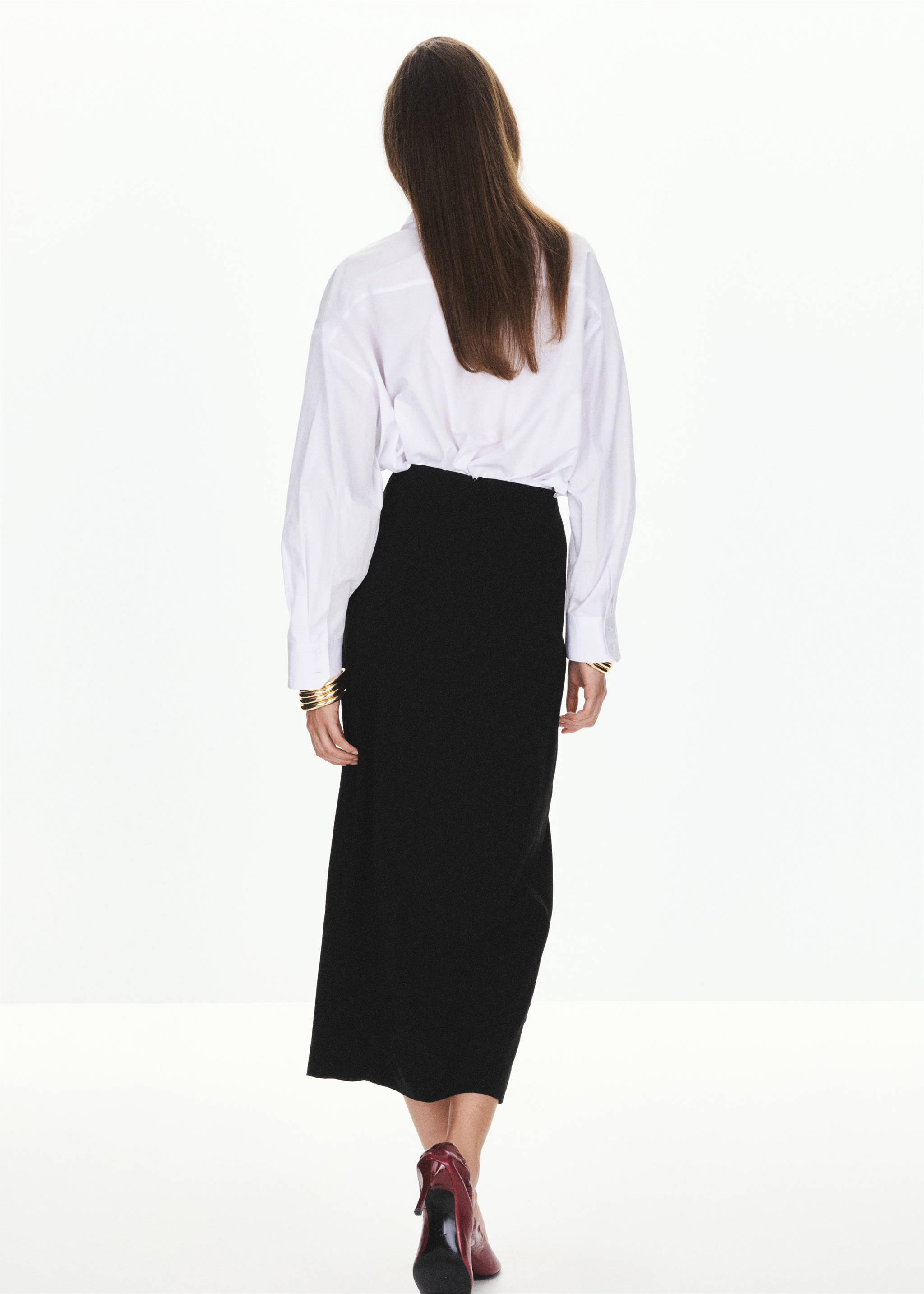 Skirt with slit and ruffle detail - Reverse of the article, Black. Ref: 37036014-00.