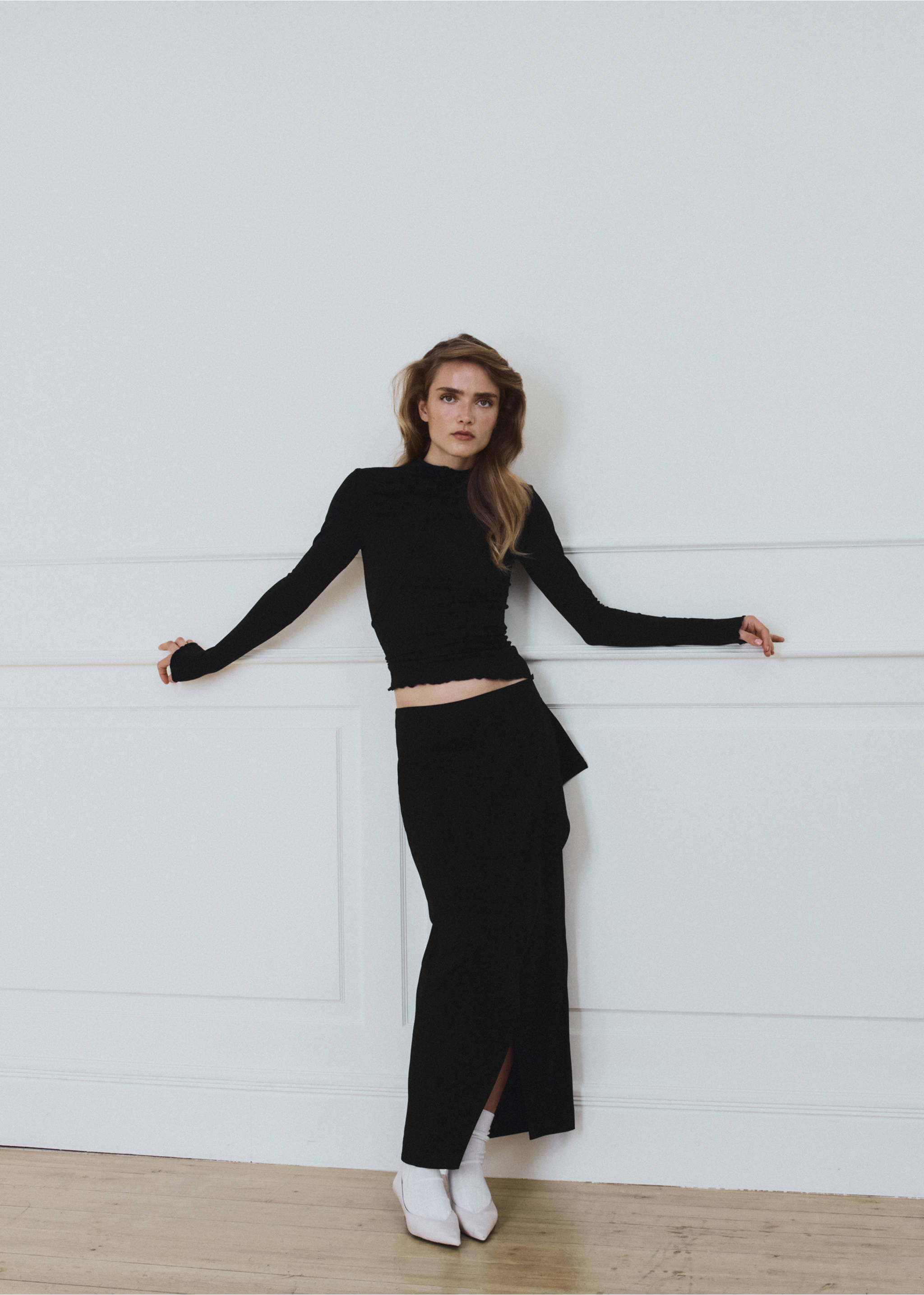 Skirt with slit and ruffle detail - Medium plane, Black. Ref: 37036014-01.