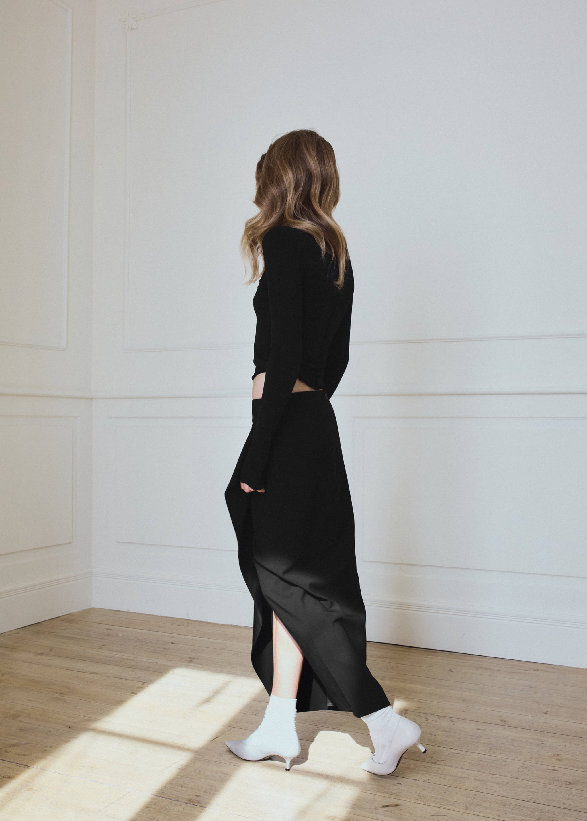 Skirt with slit and ruffle detail - Reverse of the article