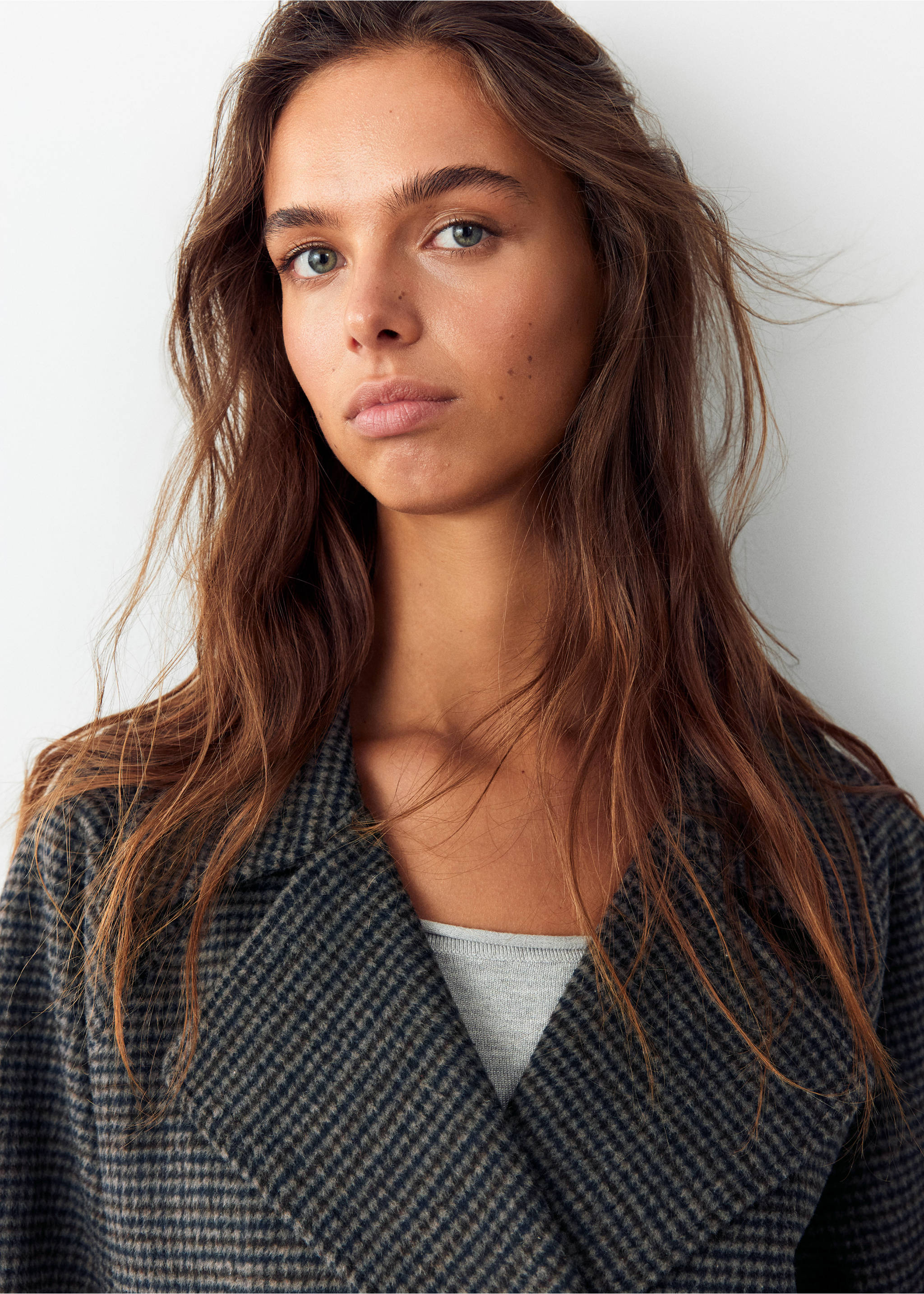 Short houndstooth double-breasted coat - Details of the article 1, Sand. Ref: 37036321-00.
