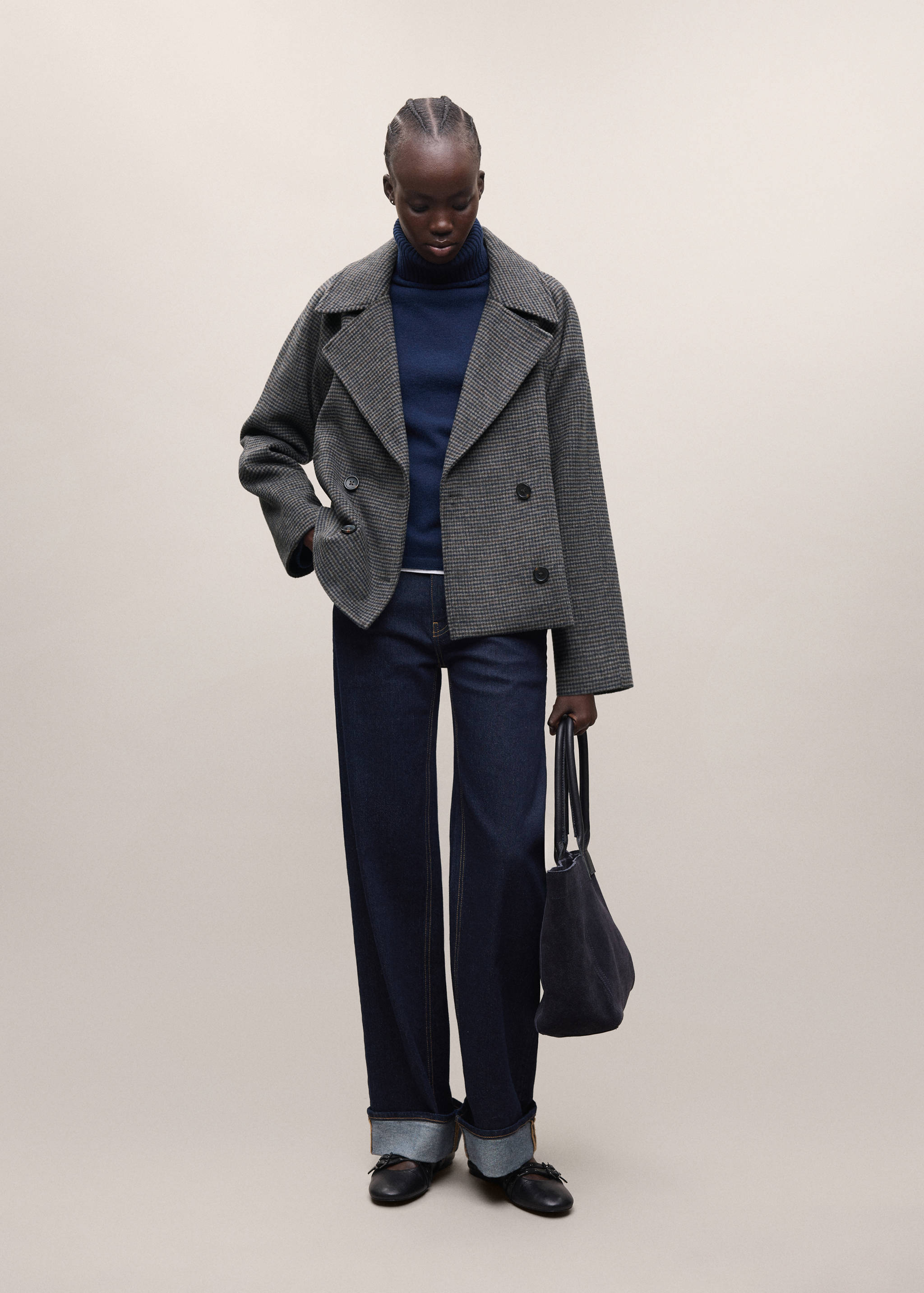 Grey houndstooth double-breasted short coat with wide lapels.