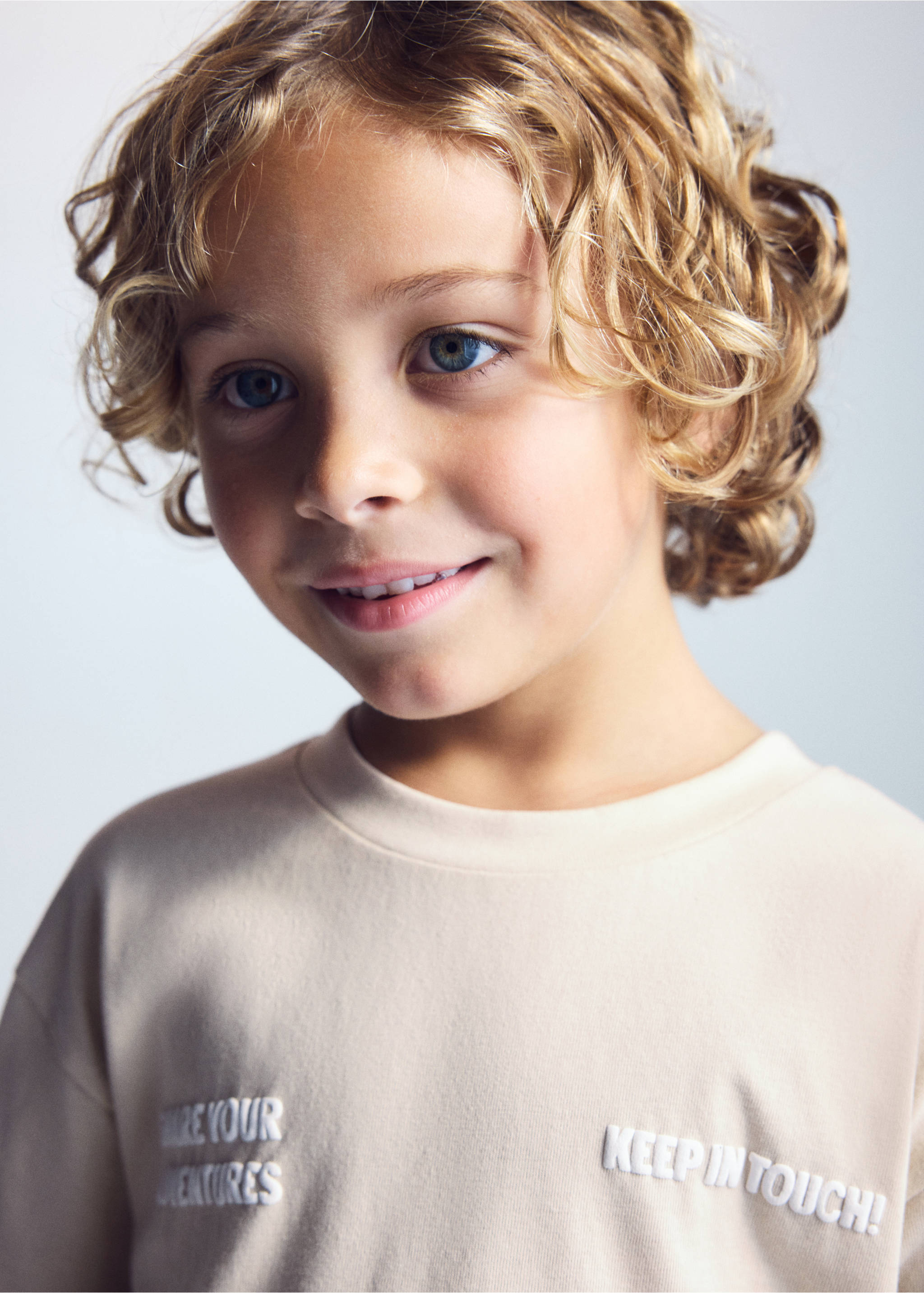 Beige crew-neck t-shirt with embroidered chest text on a child model., Sand. Ref: 37036332-00.