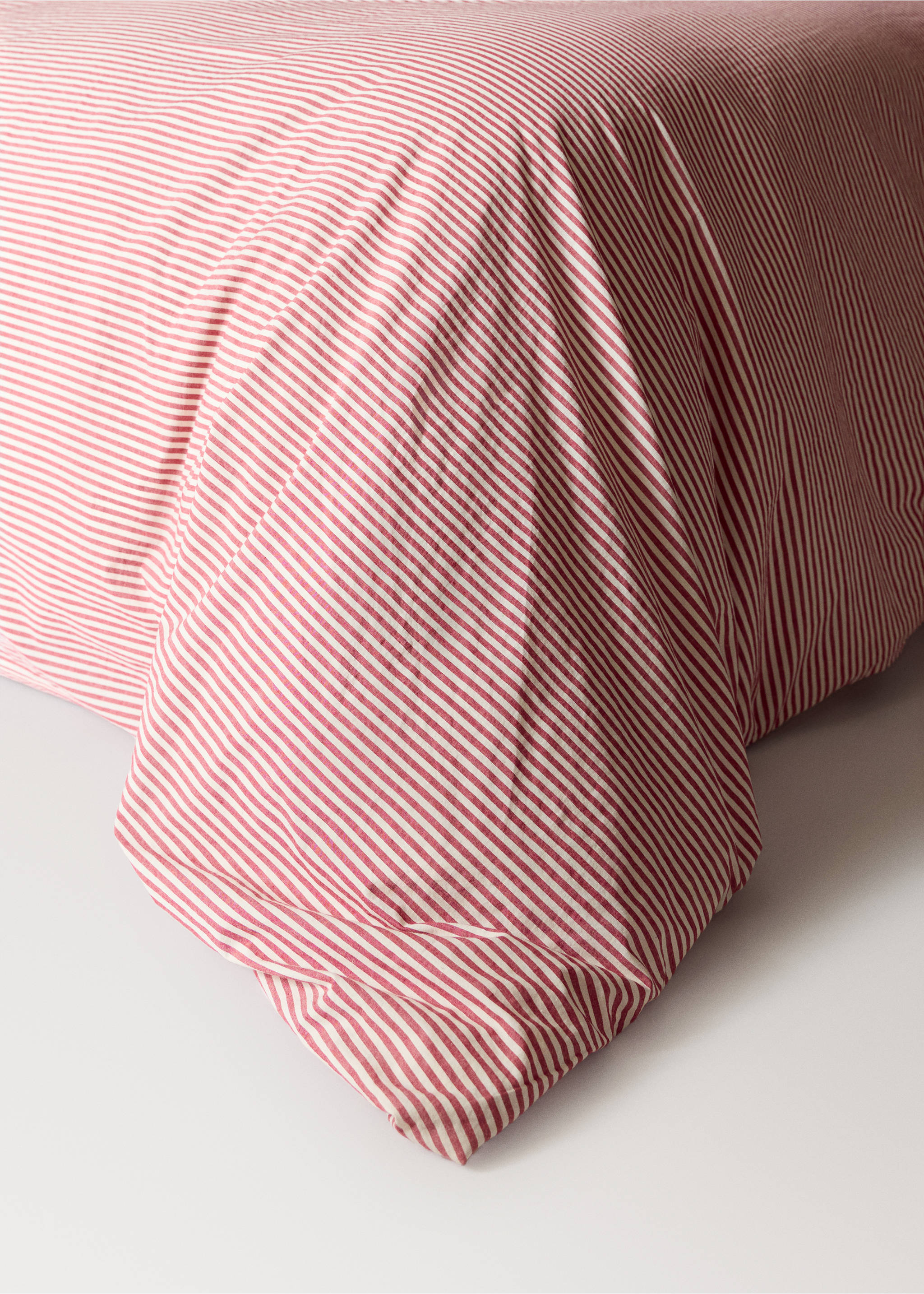 Red and white striped duvet cover in a close-up product view., Red. Ref: 37036333-00.