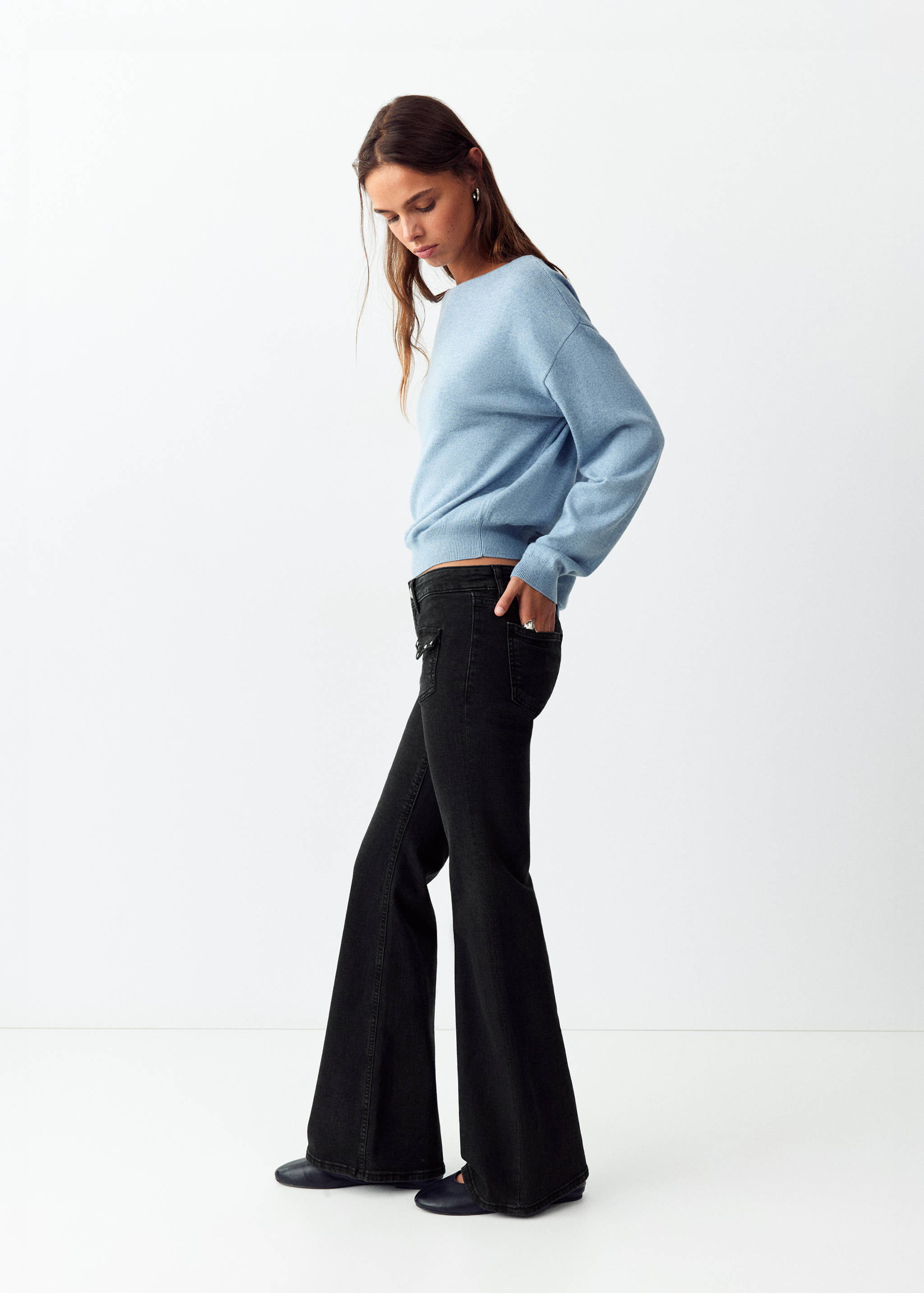 Jeans flare tachuelas - Plano medio