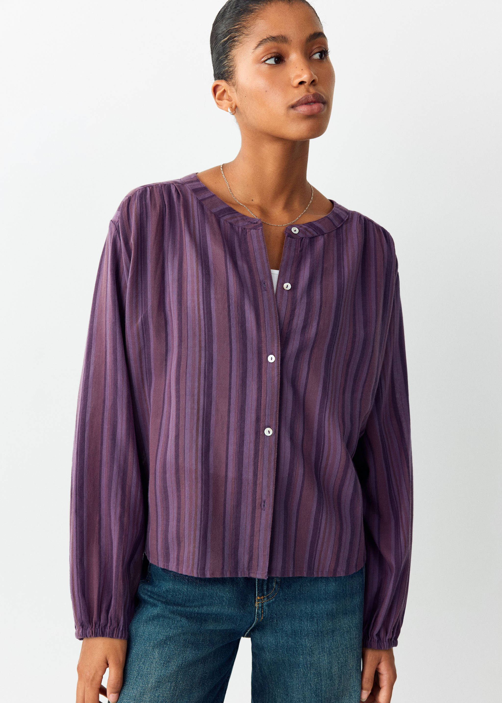 Blouse en coton rayé avec détail froncé - Plan moyen
