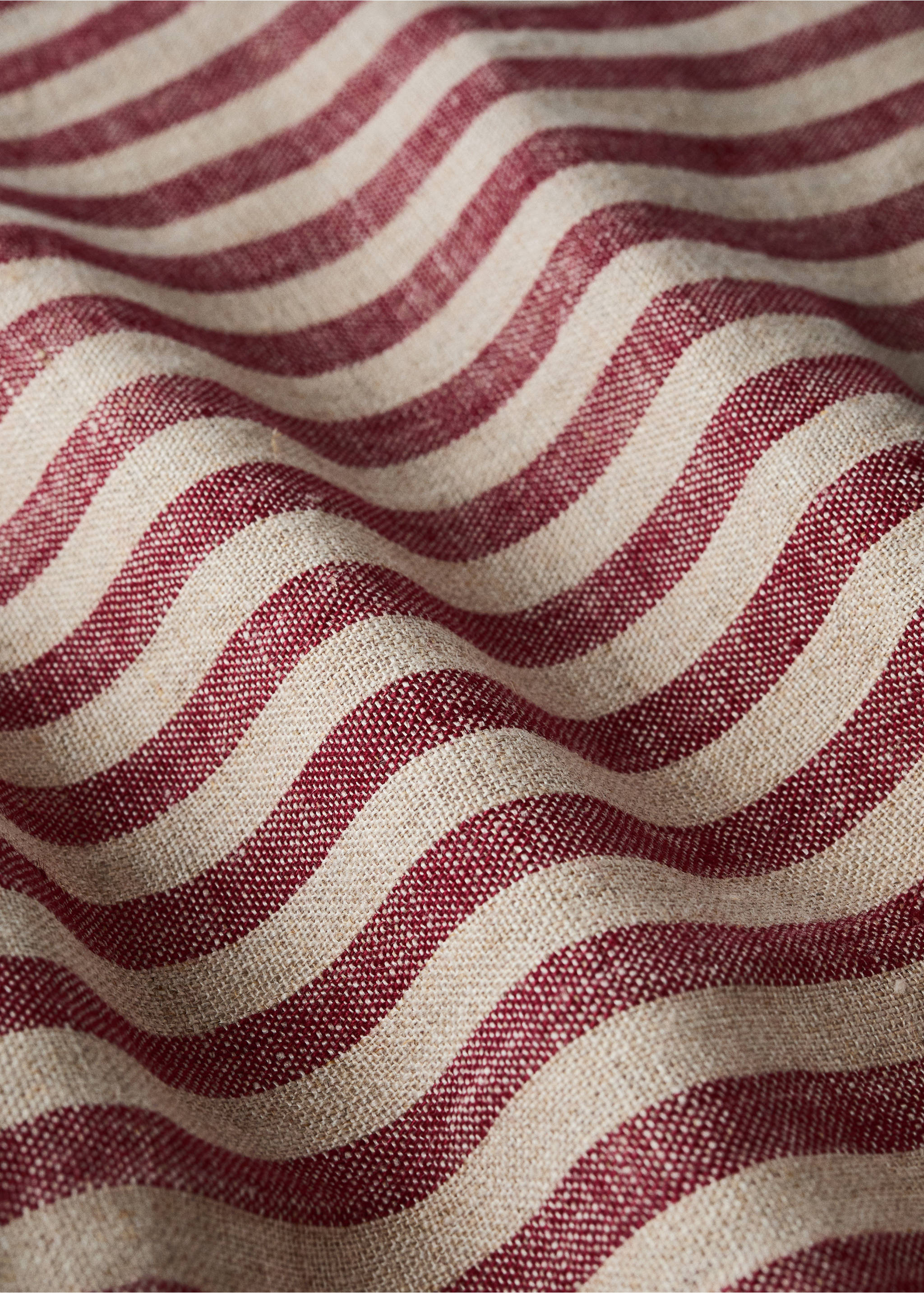 Burgundy and beige striped napkin fabric close-up, Red. Ref: 37036734-00.
