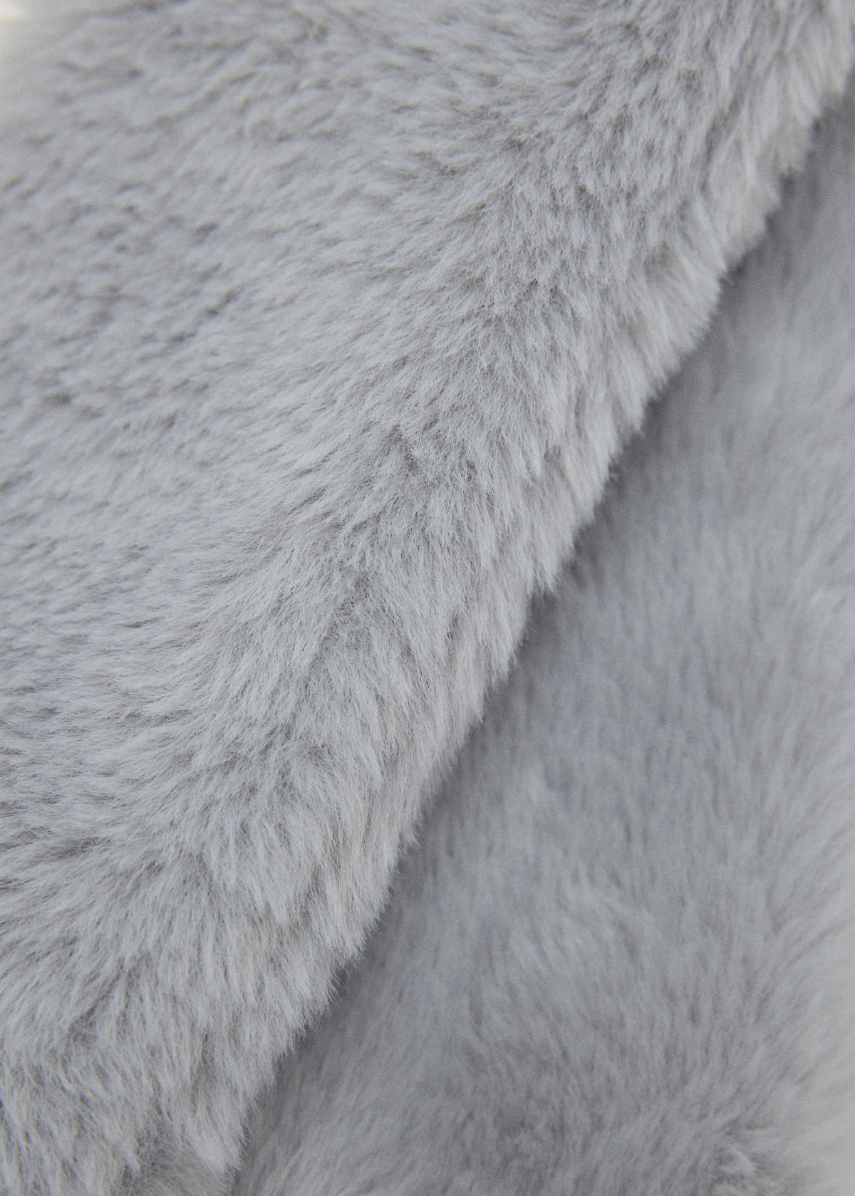 Fur scarf with penguin detail — Grey
