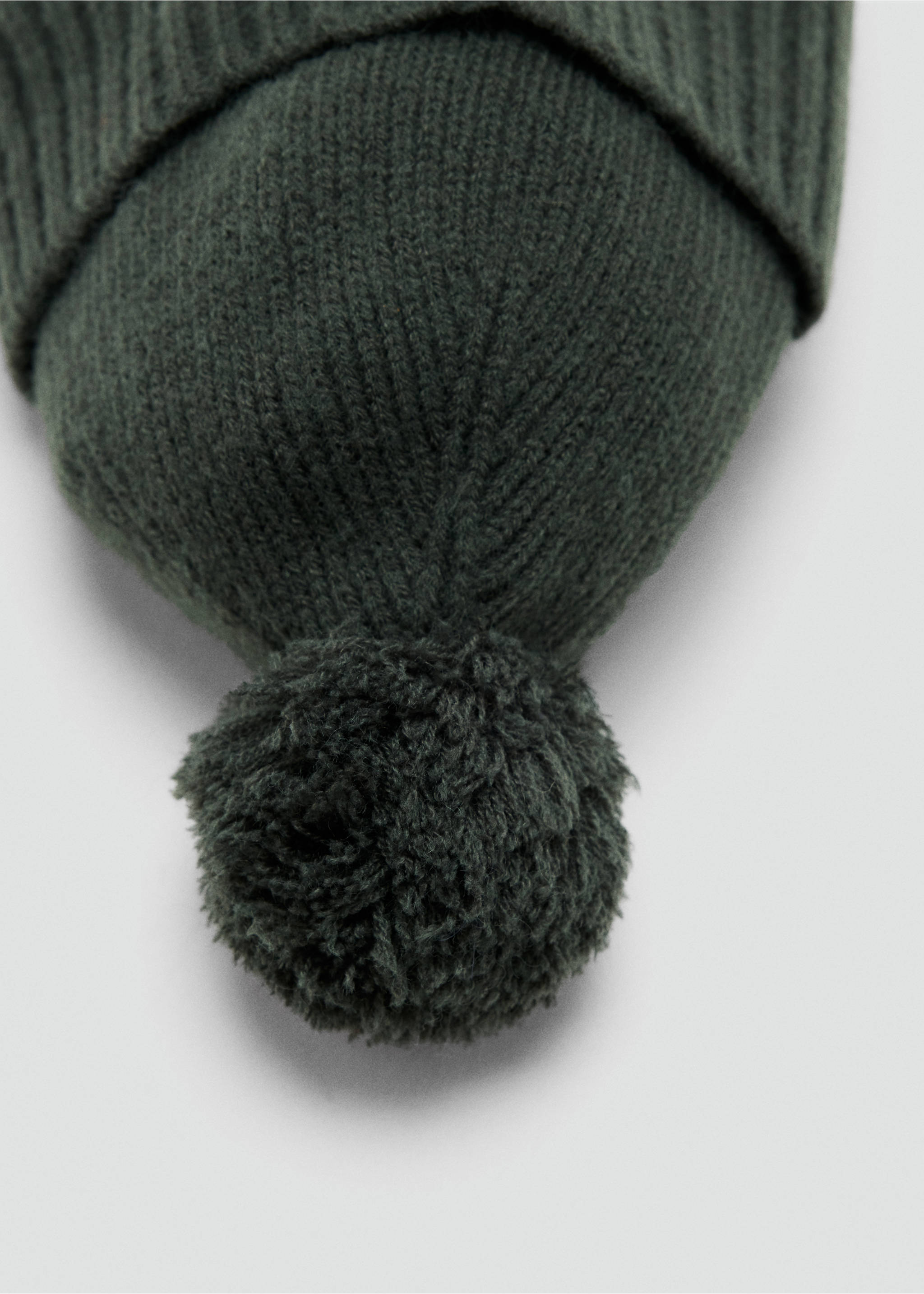 Pom pom cable-knit beanie - Details of the article 1, Khaki. Ref: 37037118-00.