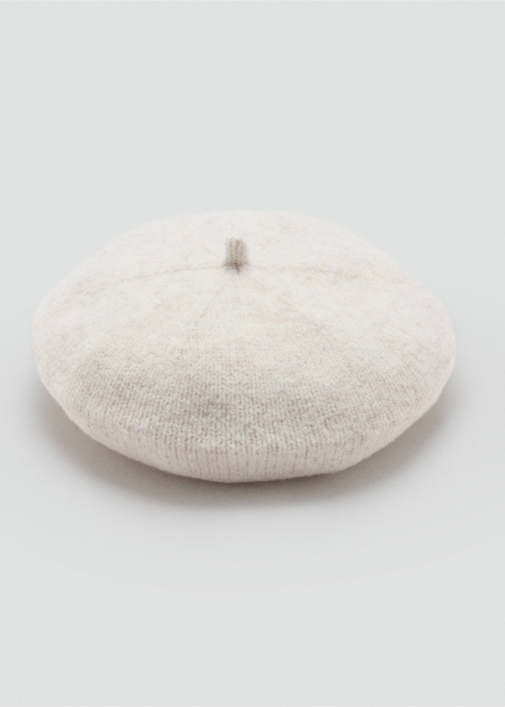 Off-white knitted beret with a center stem and ribbed edge., Ecru. Ref: 37037120-00.