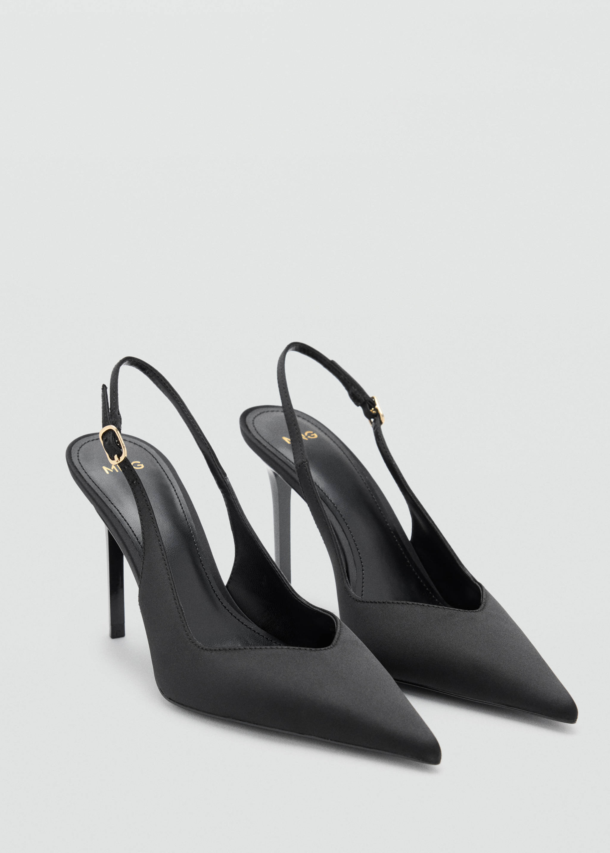 Chaussures à talon aiguille avec bride - Plan moyen