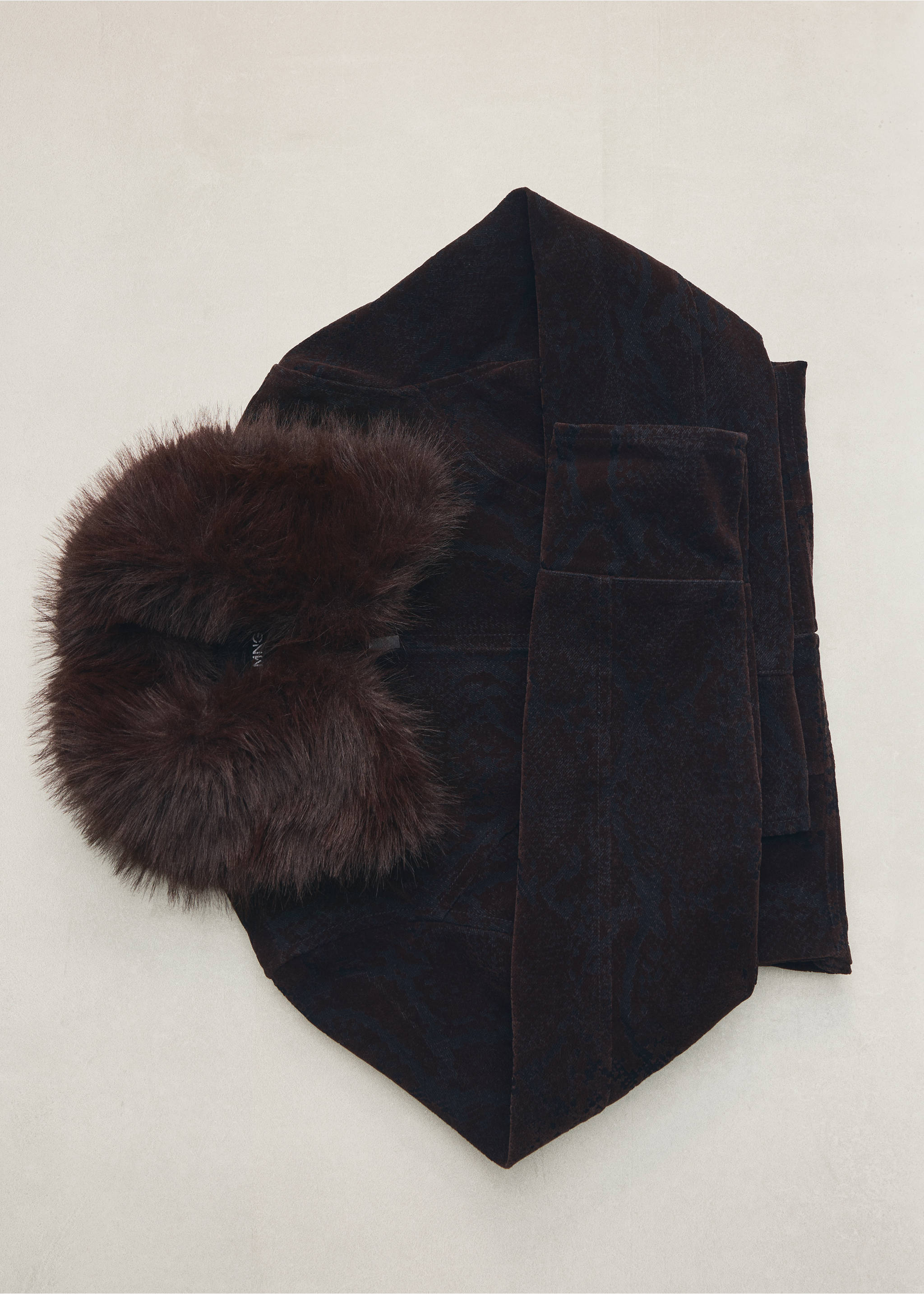 Velvet jacket with fur collar - Details of the article 5, Chocolate. Ref: 37037793-00.