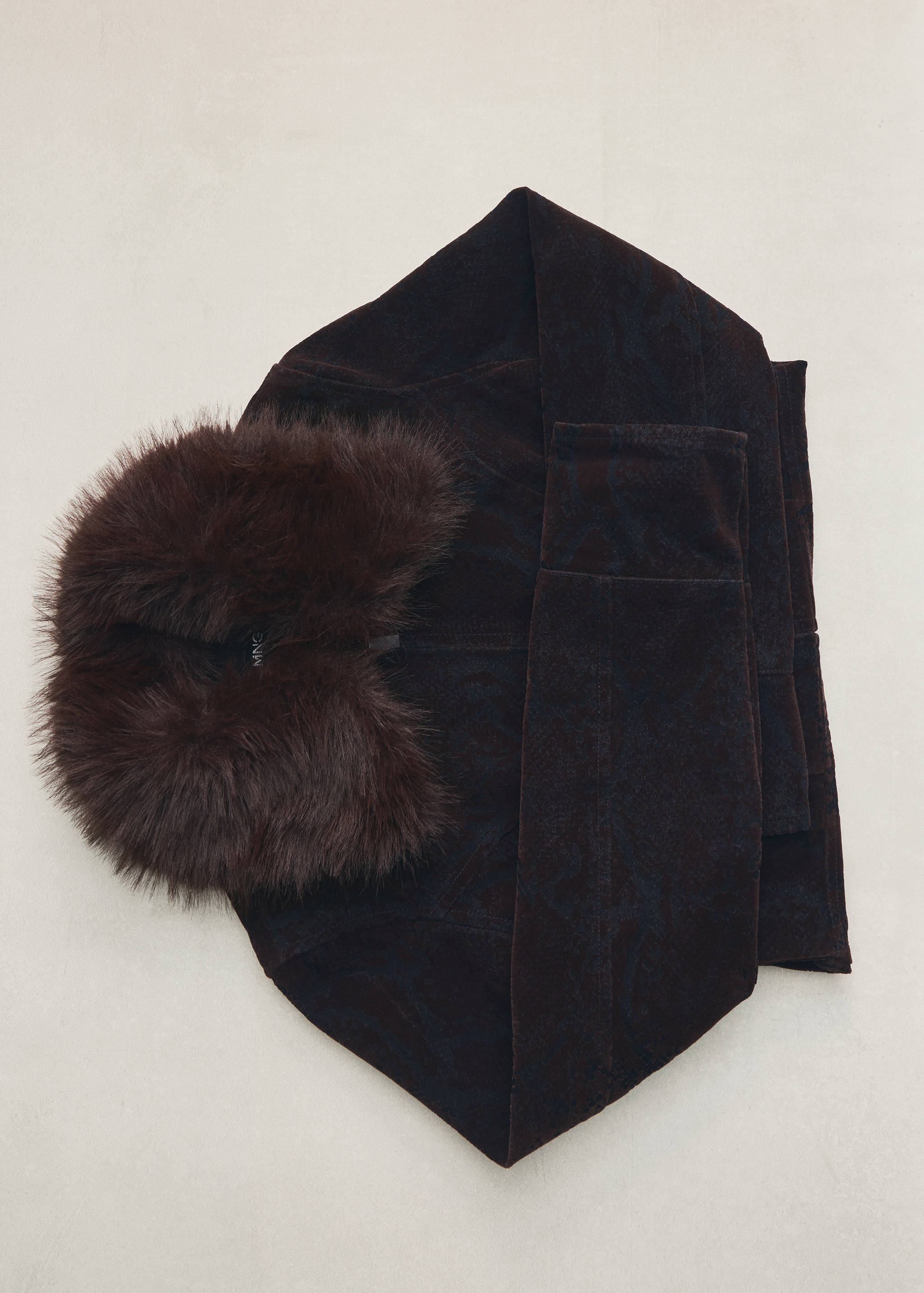 Velvet jacket with fur collar - Details of the article 5