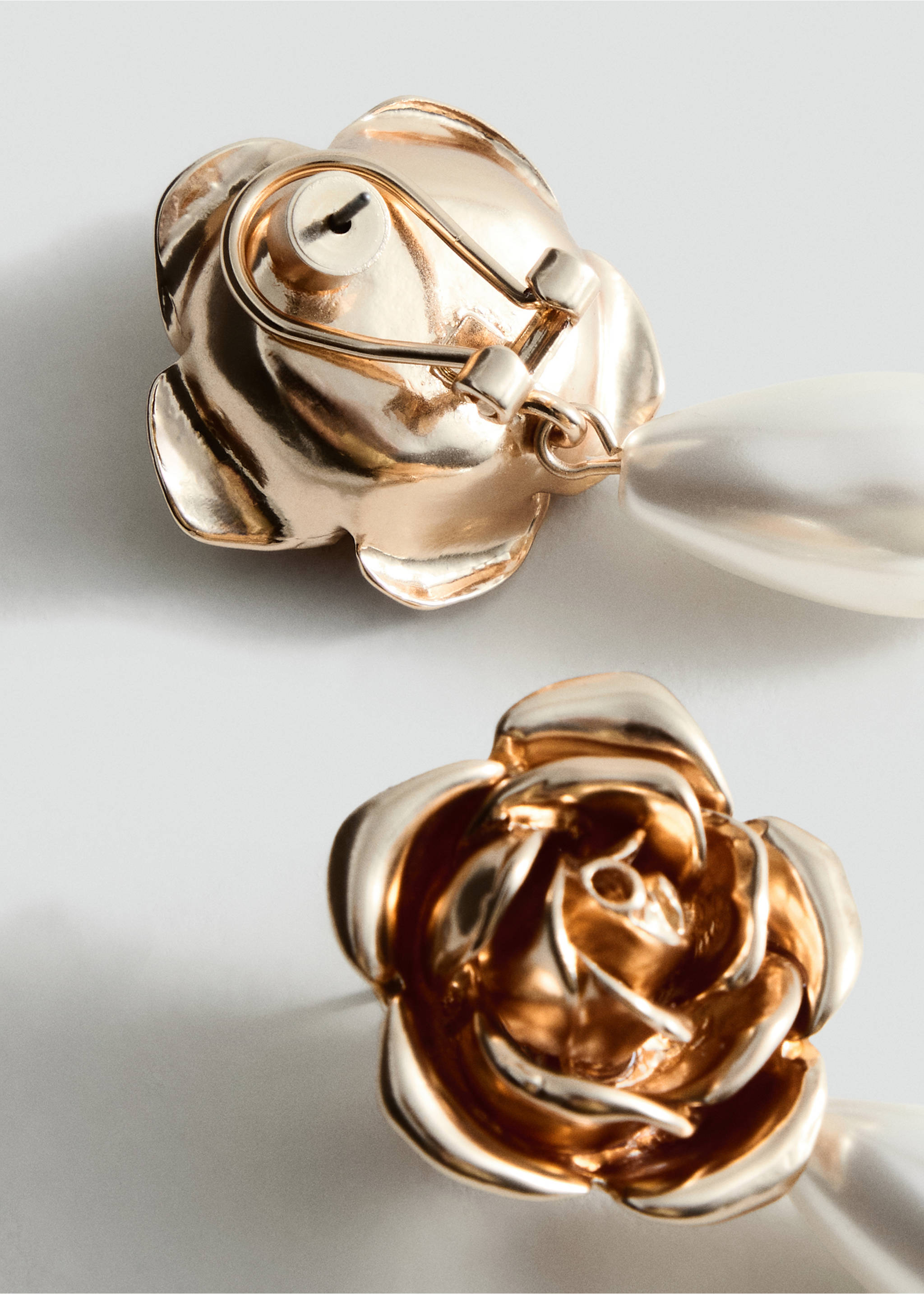 Gold rose-shaped earrings with dangling white faux pearls., Gold. Ref: 37037794-00.