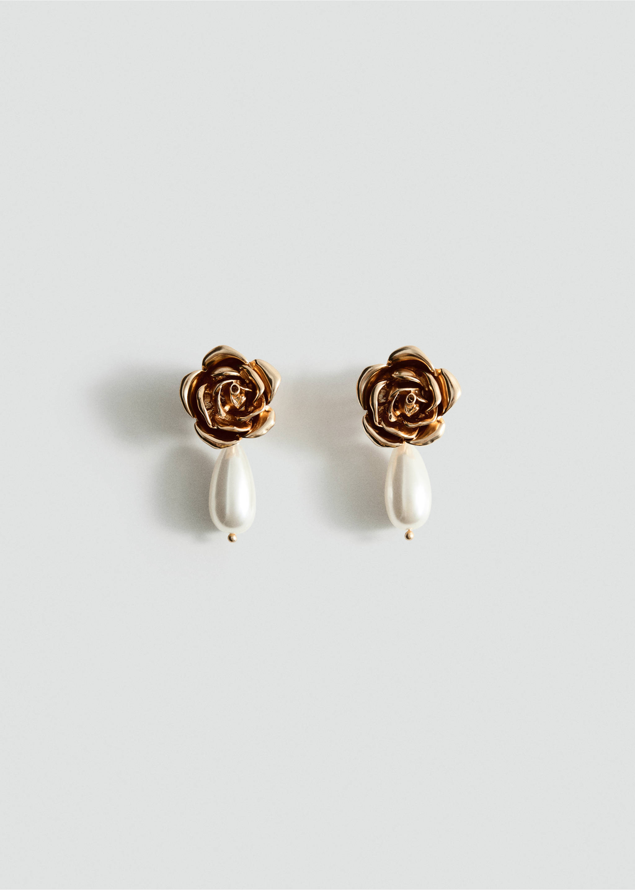 Gold rose earrings with hanging white teardrop beads., Gold. Ref: 37037794-00.