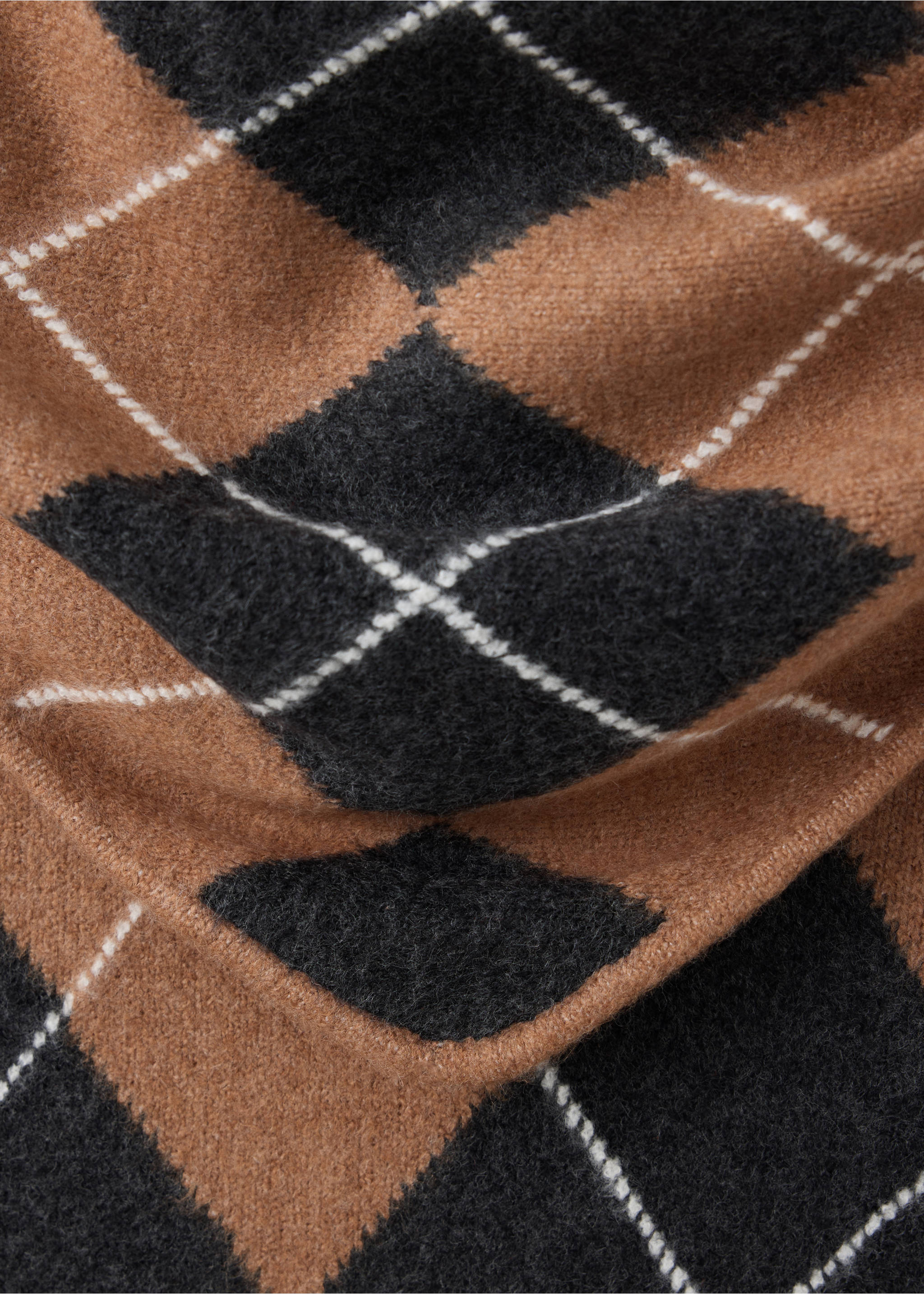 Close-up of the brown and dark grey argyle knit cardigan fabric., Medium Brown. Ref: 37037797-00.