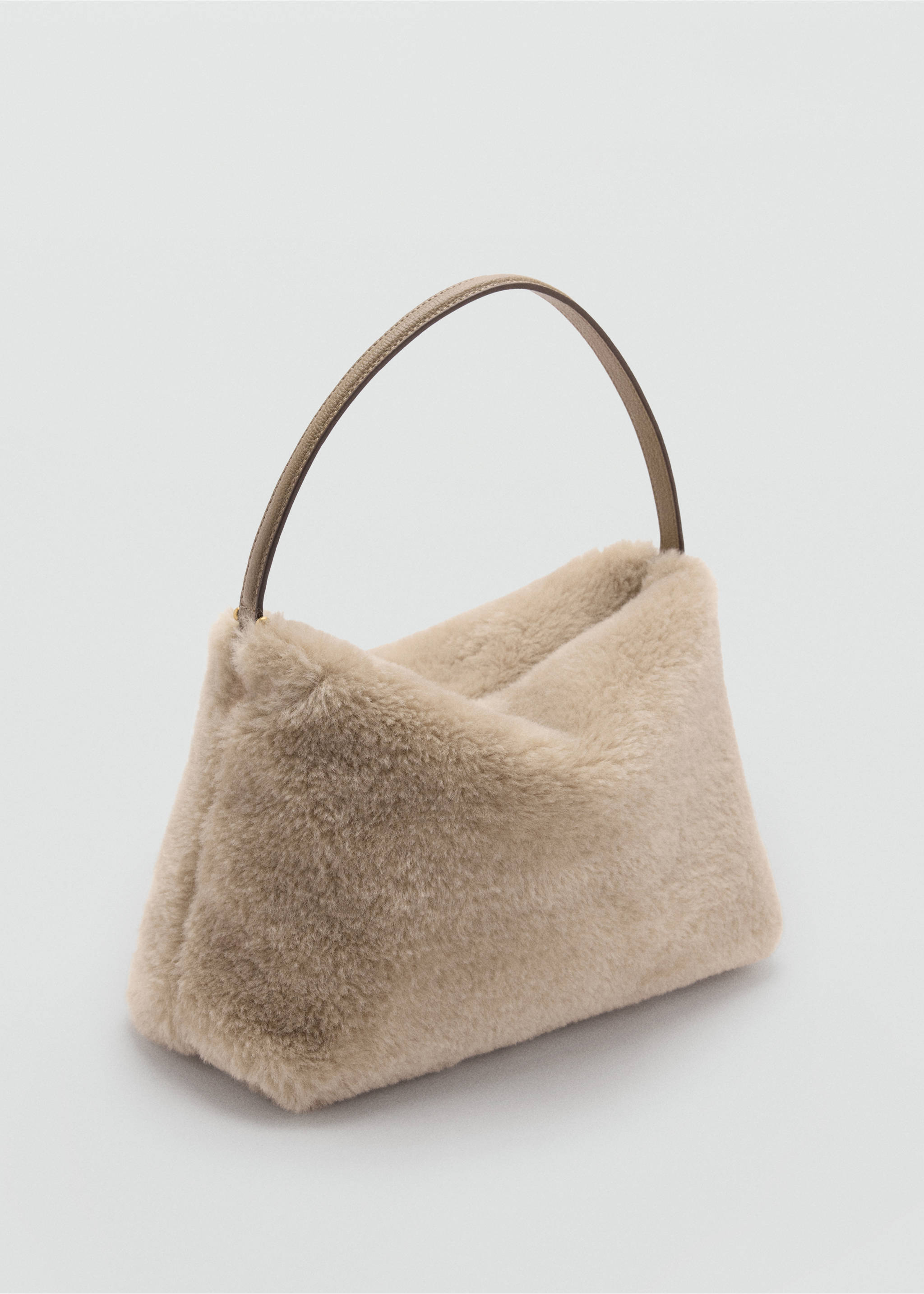 Bolso de hombro beige de efecto pelo con asa corta fina., Beige. Ref: 37037798-00.