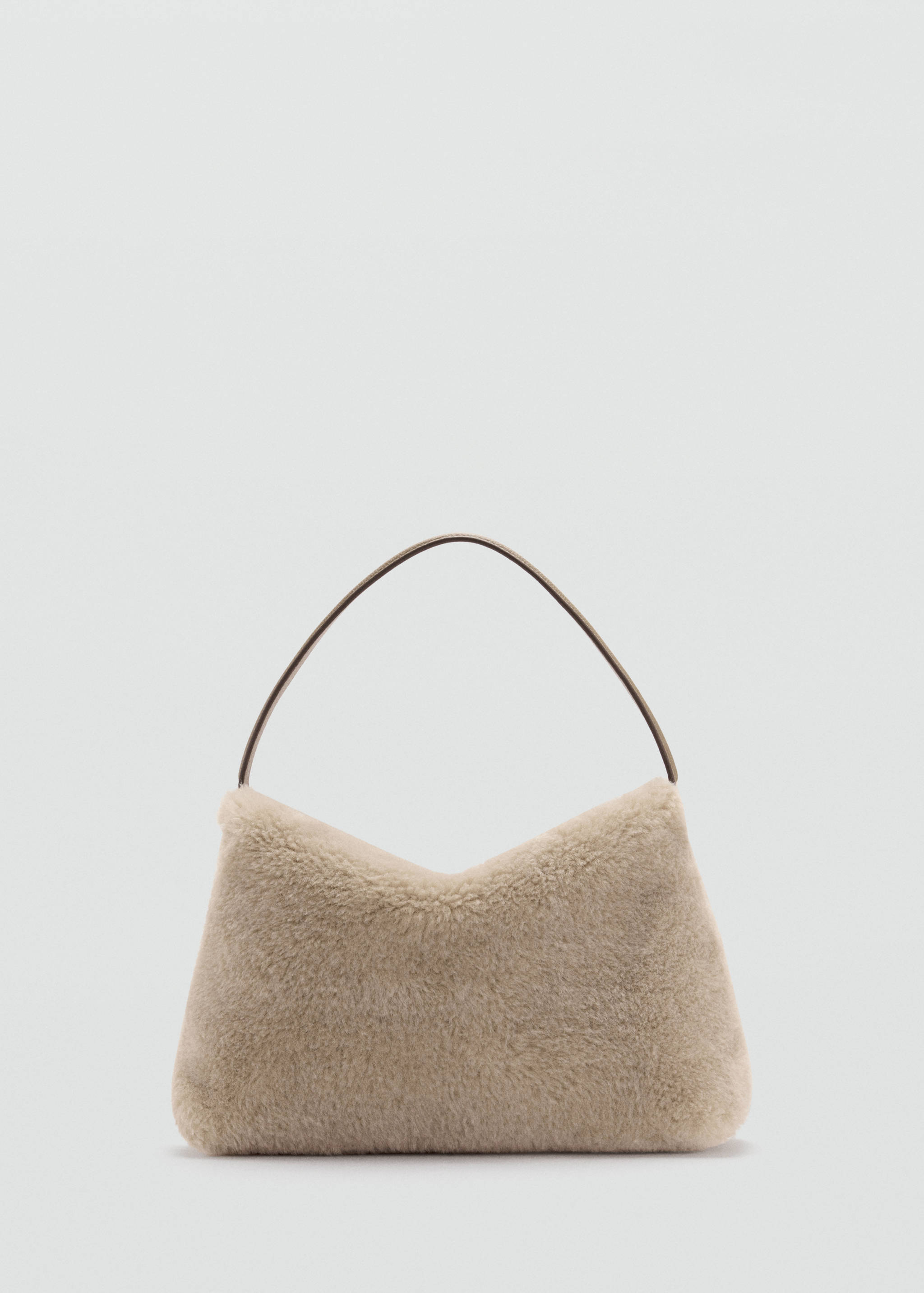 Bolso saco beige de efecto pelo con una tira fina para el hombro.
