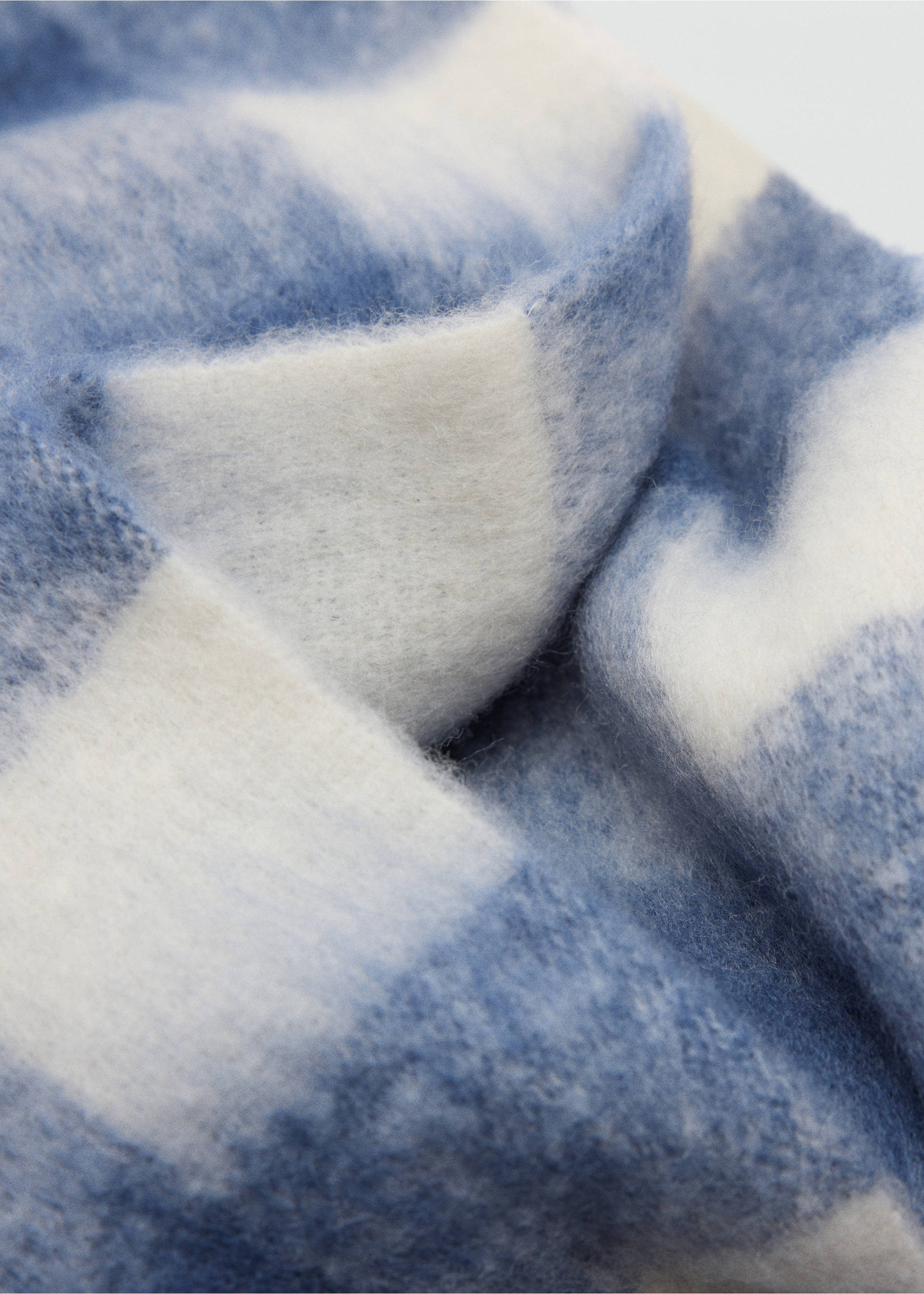 Check scarf with fringed ends - Détail de l'article 8, Bleu. Ref: 37037805-00.