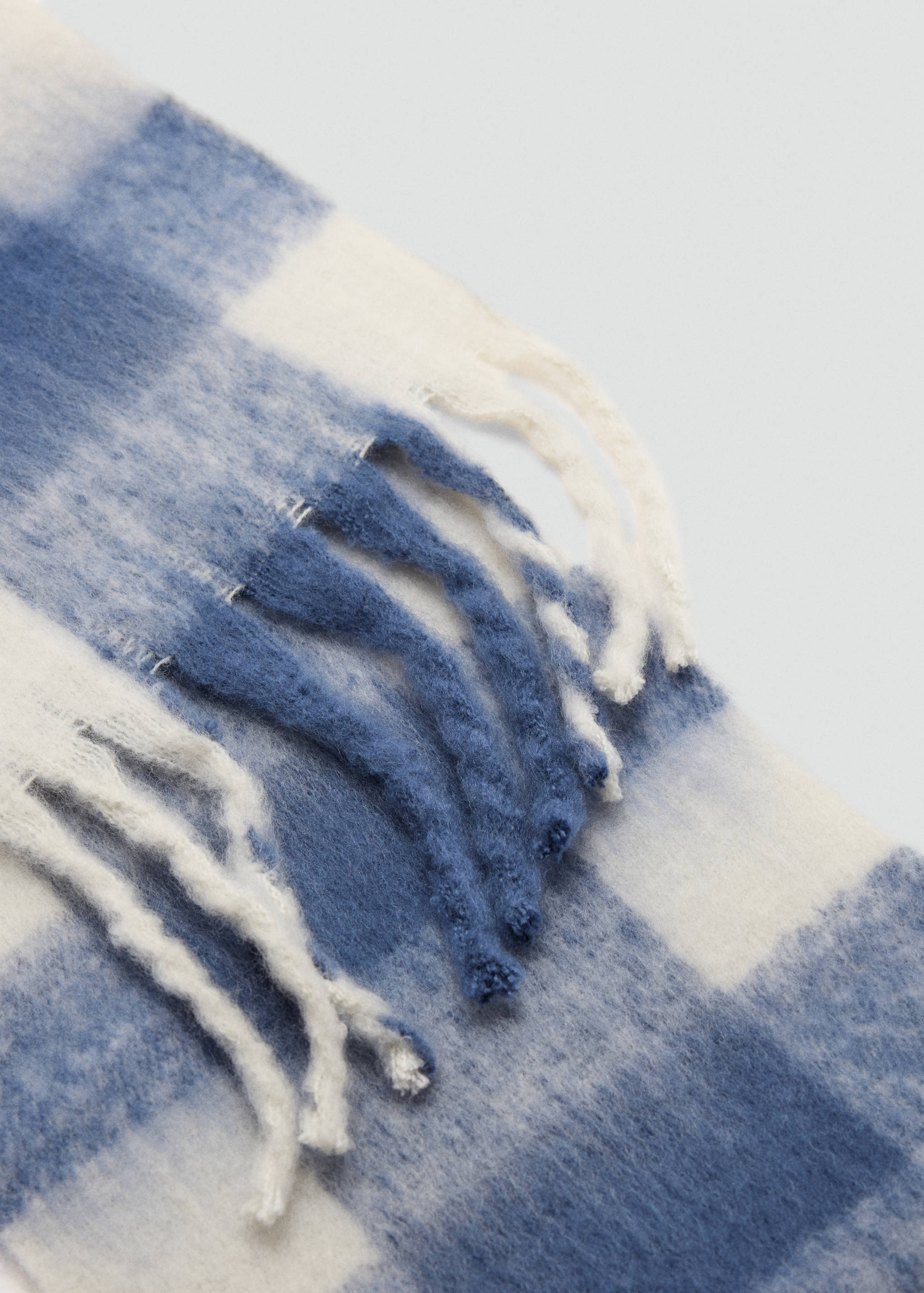 Check scarf with fringed ends - Détail de l'article 0