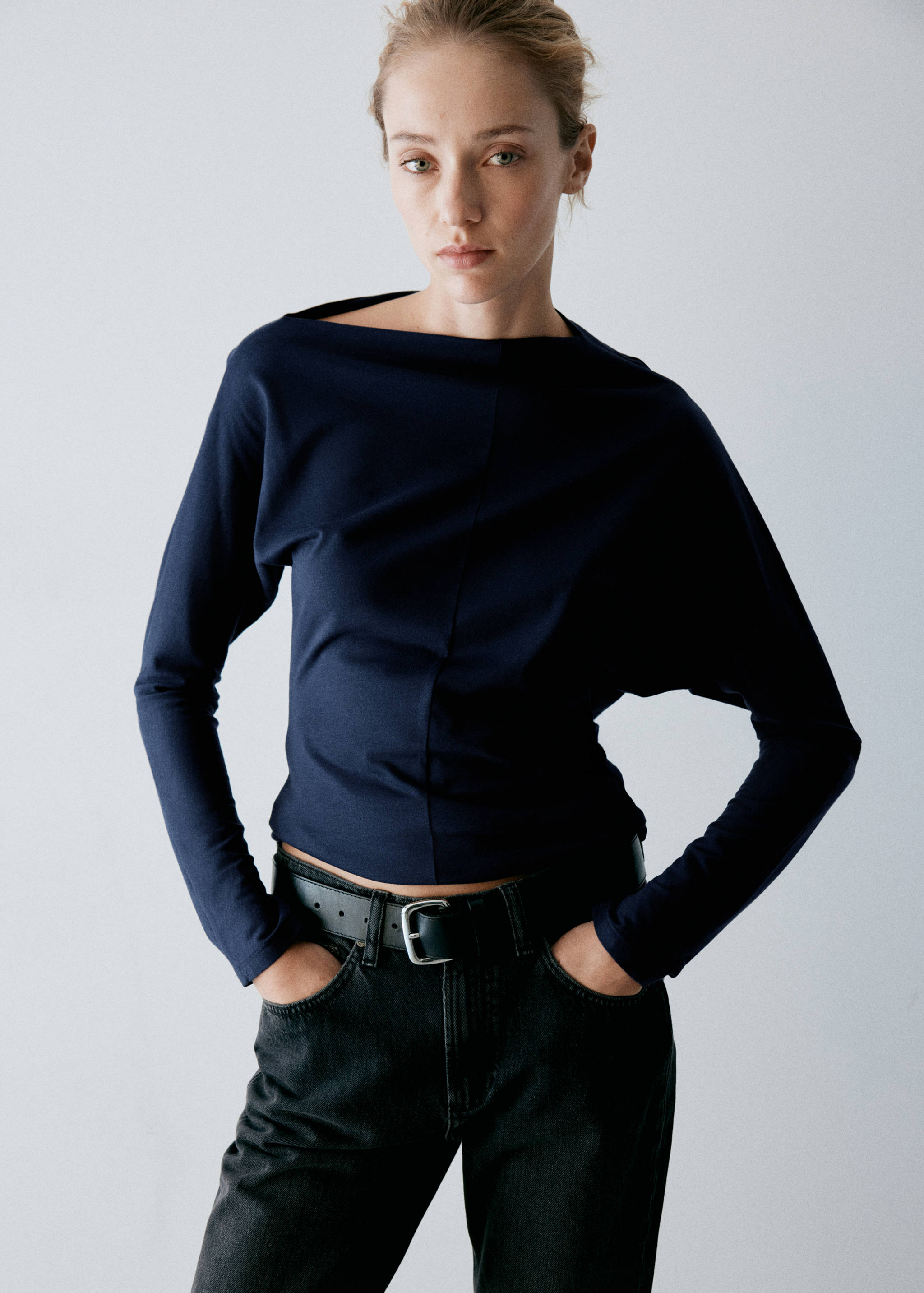 T-shirt à col bateau avec détail drapé - Plan moyen